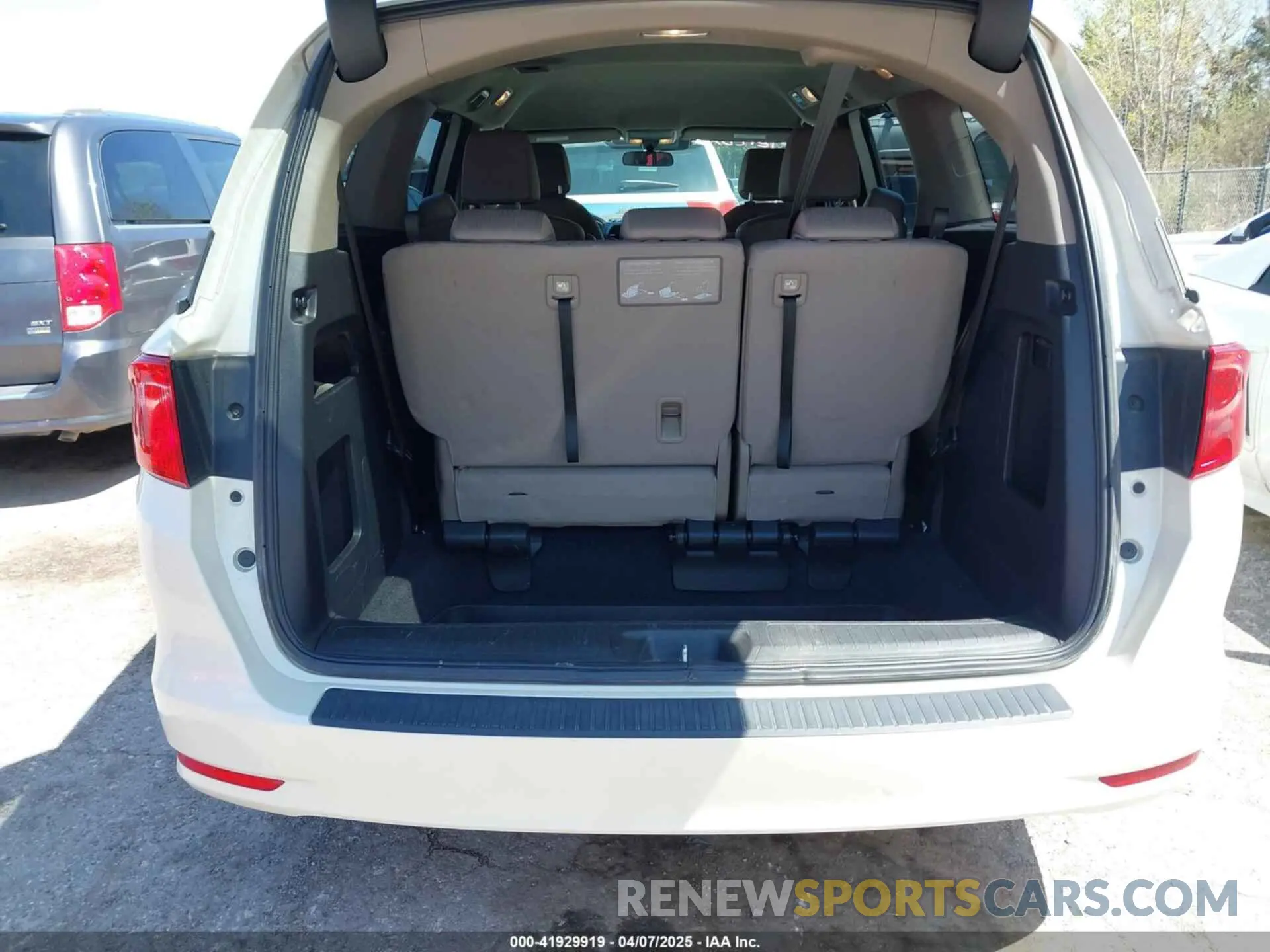 12 Photograph of a damaged car 5FNRL6H54KB053841 HONDA ODYSSEY 2019