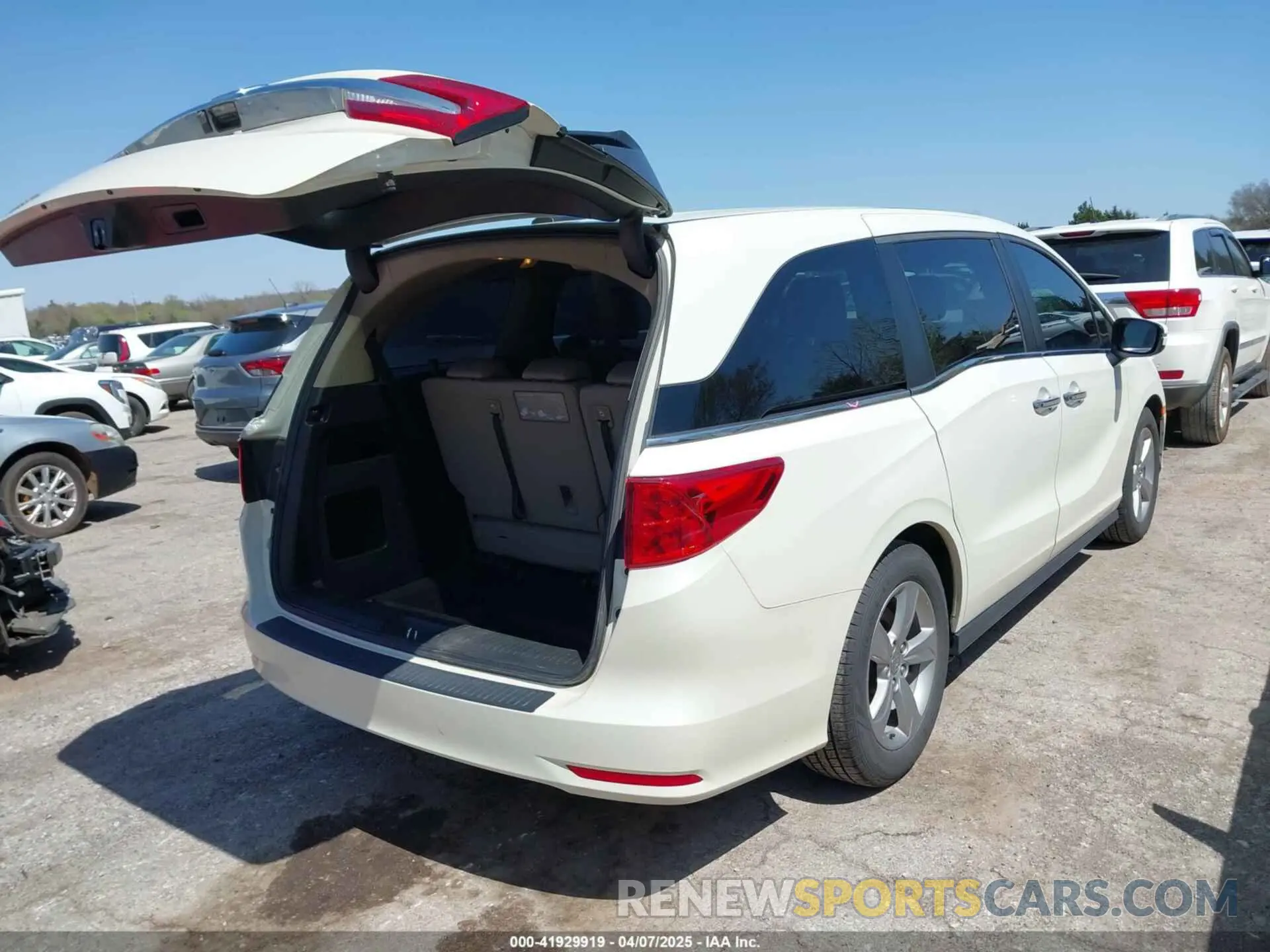 4 Photograph of a damaged car 5FNRL6H54KB053841 HONDA ODYSSEY 2019