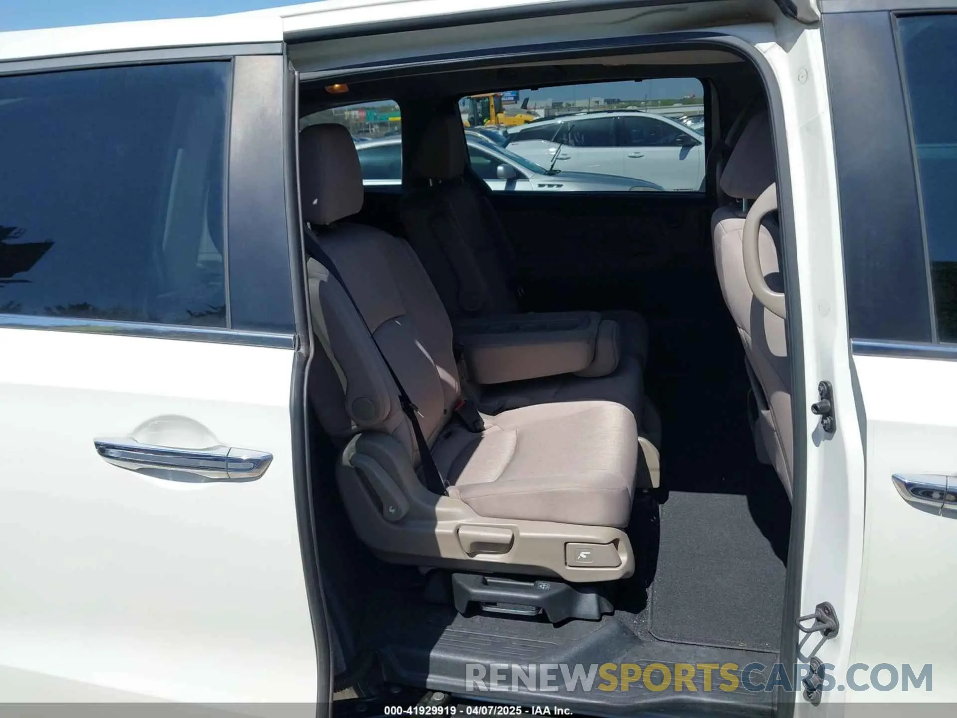 8 Photograph of a damaged car 5FNRL6H54KB053841 HONDA ODYSSEY 2019