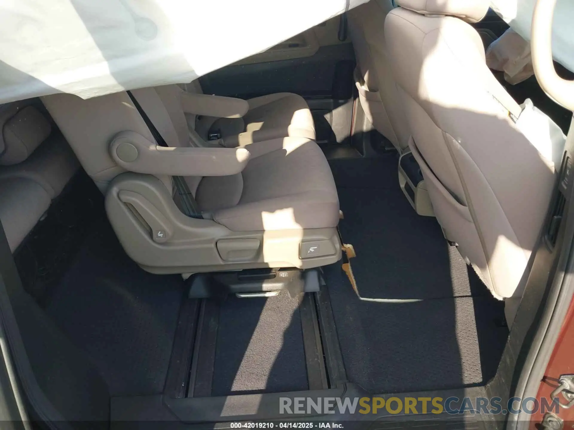 8 Photograph of a damaged car 5FNRL6H5XKB125738 HONDA ODYSSEY 2019