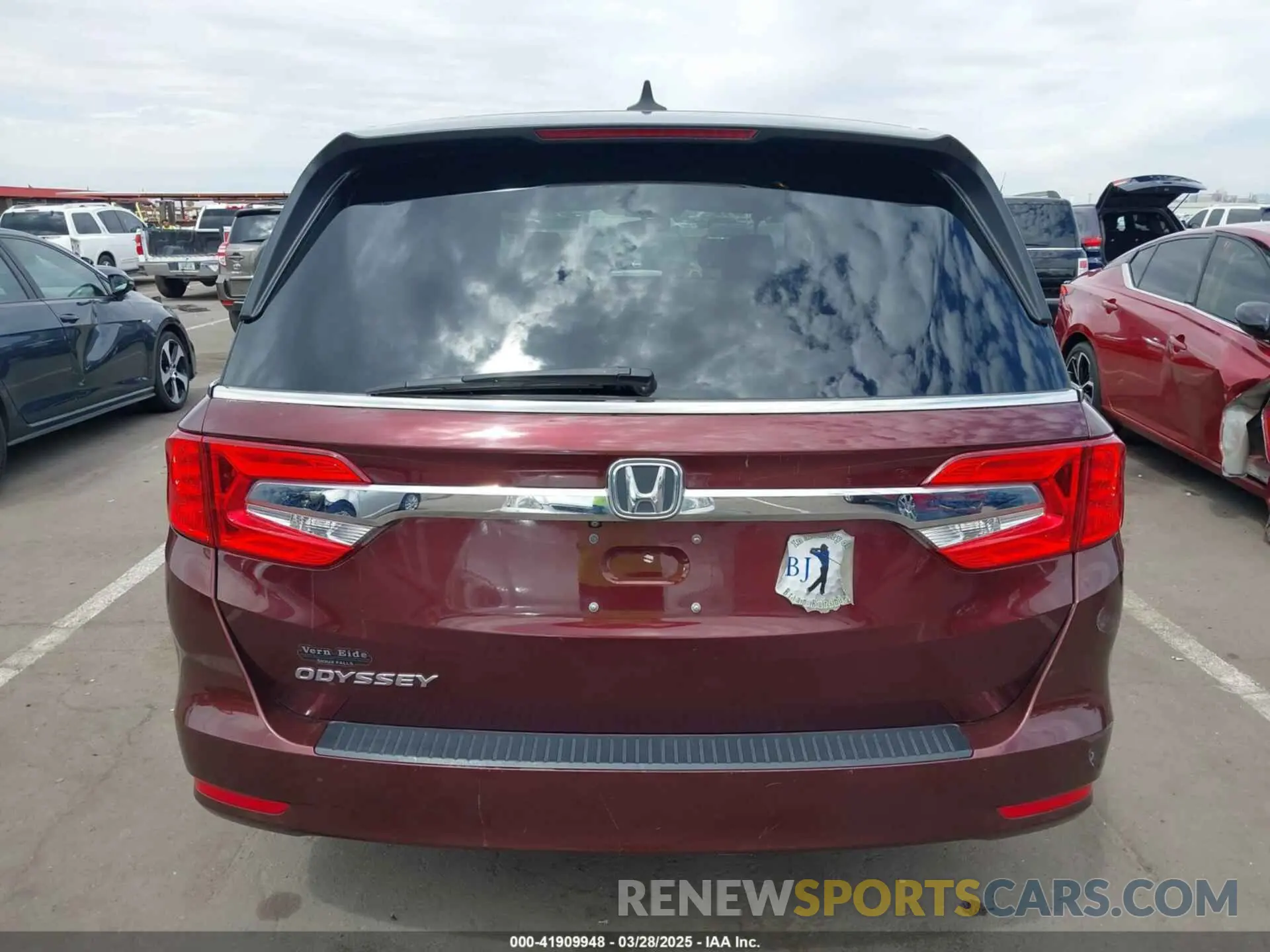 16 Photograph of a damaged car 5FNRL6H70KB090824 HONDA ODYSSEY 2019