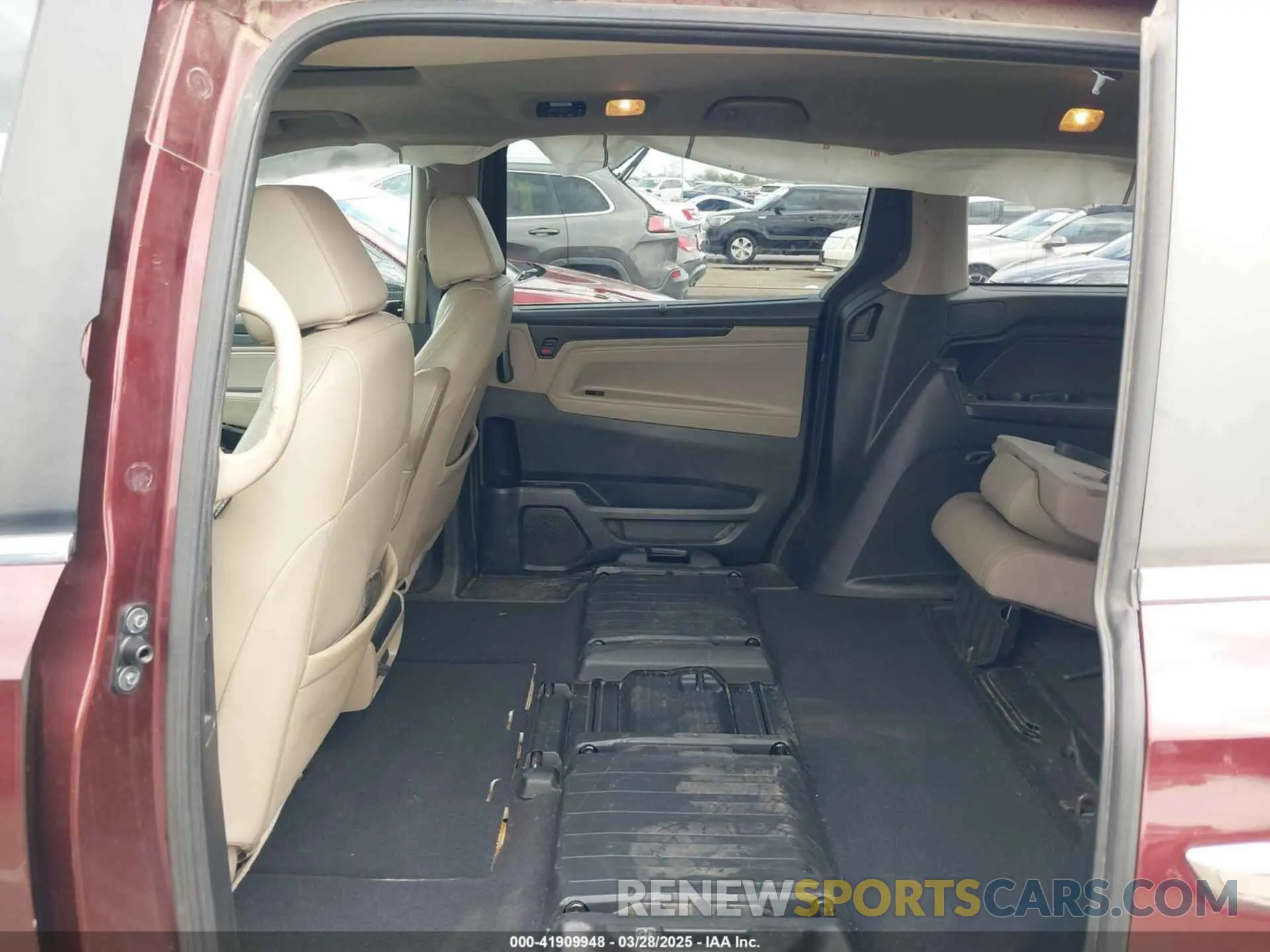 8 Photograph of a damaged car 5FNRL6H70KB090824 HONDA ODYSSEY 2019