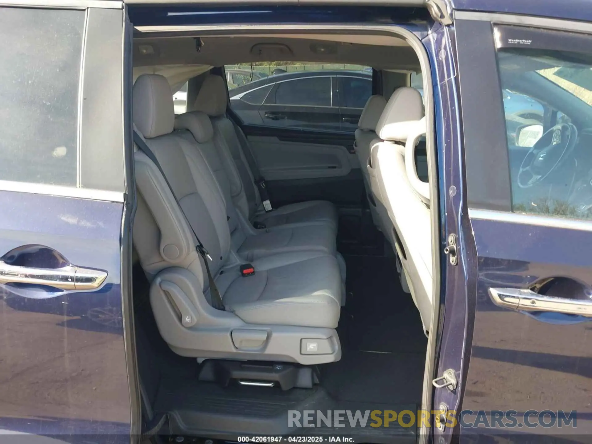 8 Photograph of a damaged car 5FNRL6H71KB004694 HONDA ODYSSEY 2019