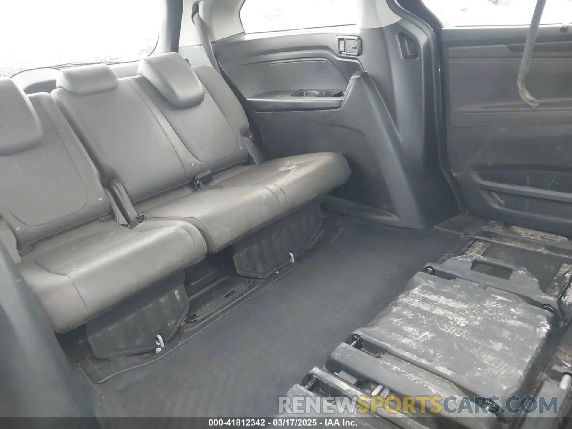 8 Photograph of a damaged car 5FNRL6H71KB043172 HONDA ODYSSEY 2019