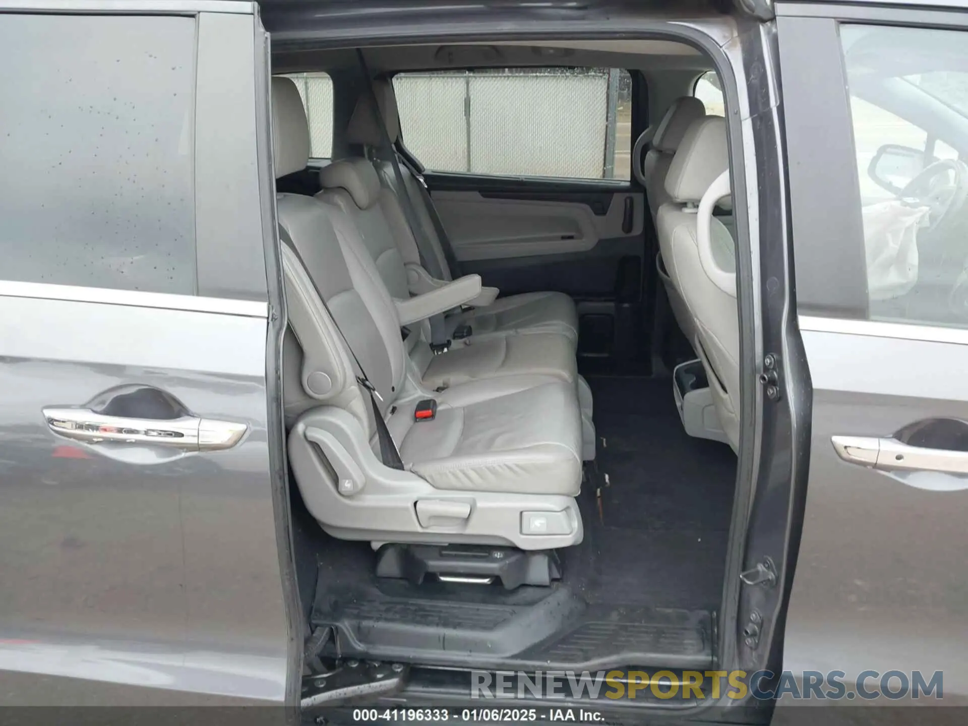 8 Photograph of a damaged car 5FNRL6H72KB078335 HONDA ODYSSEY 2019