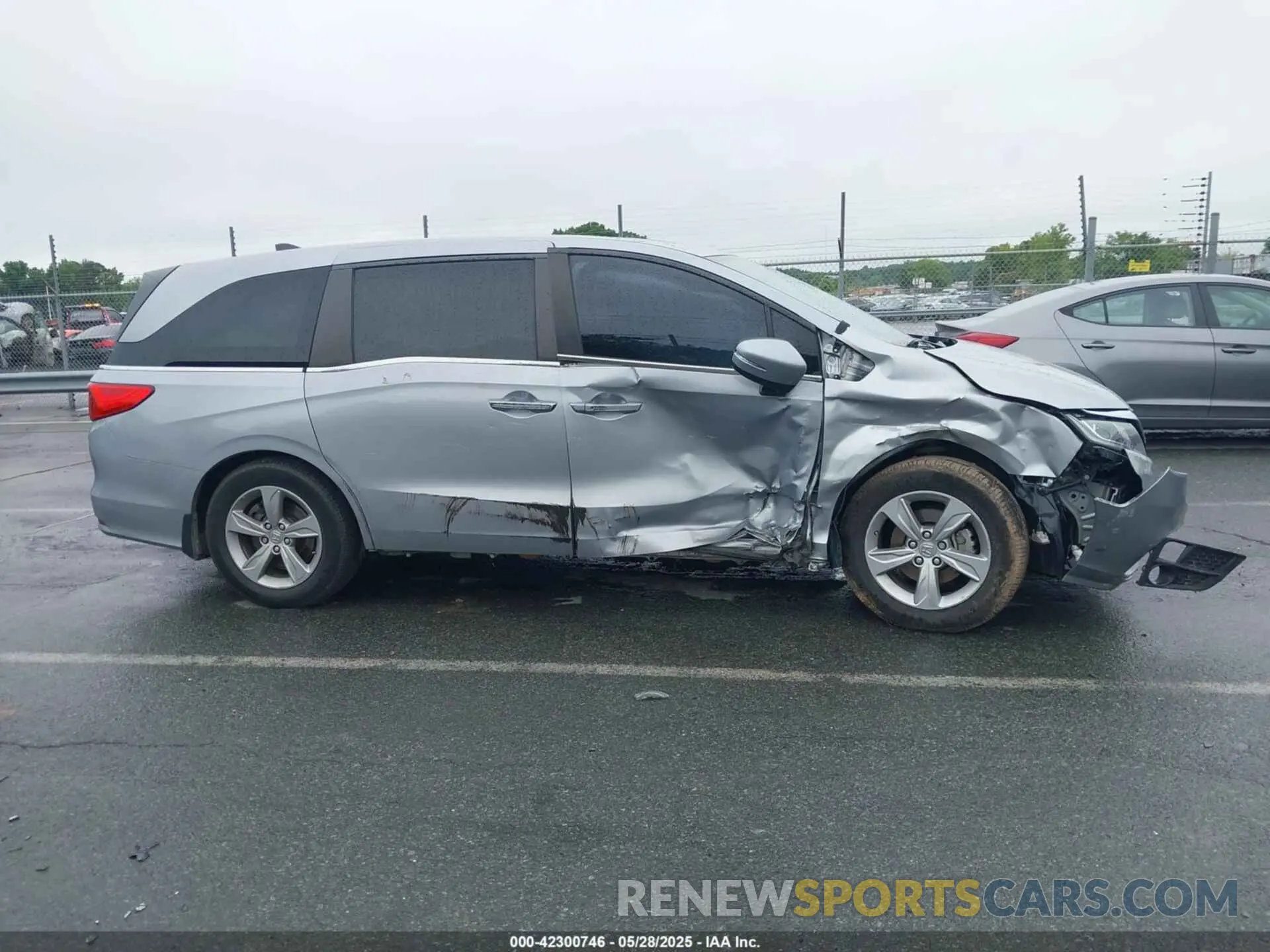 12 Photograph of a damaged car 5FNRL6H73KB001750 HONDA ODYSSEY 2019