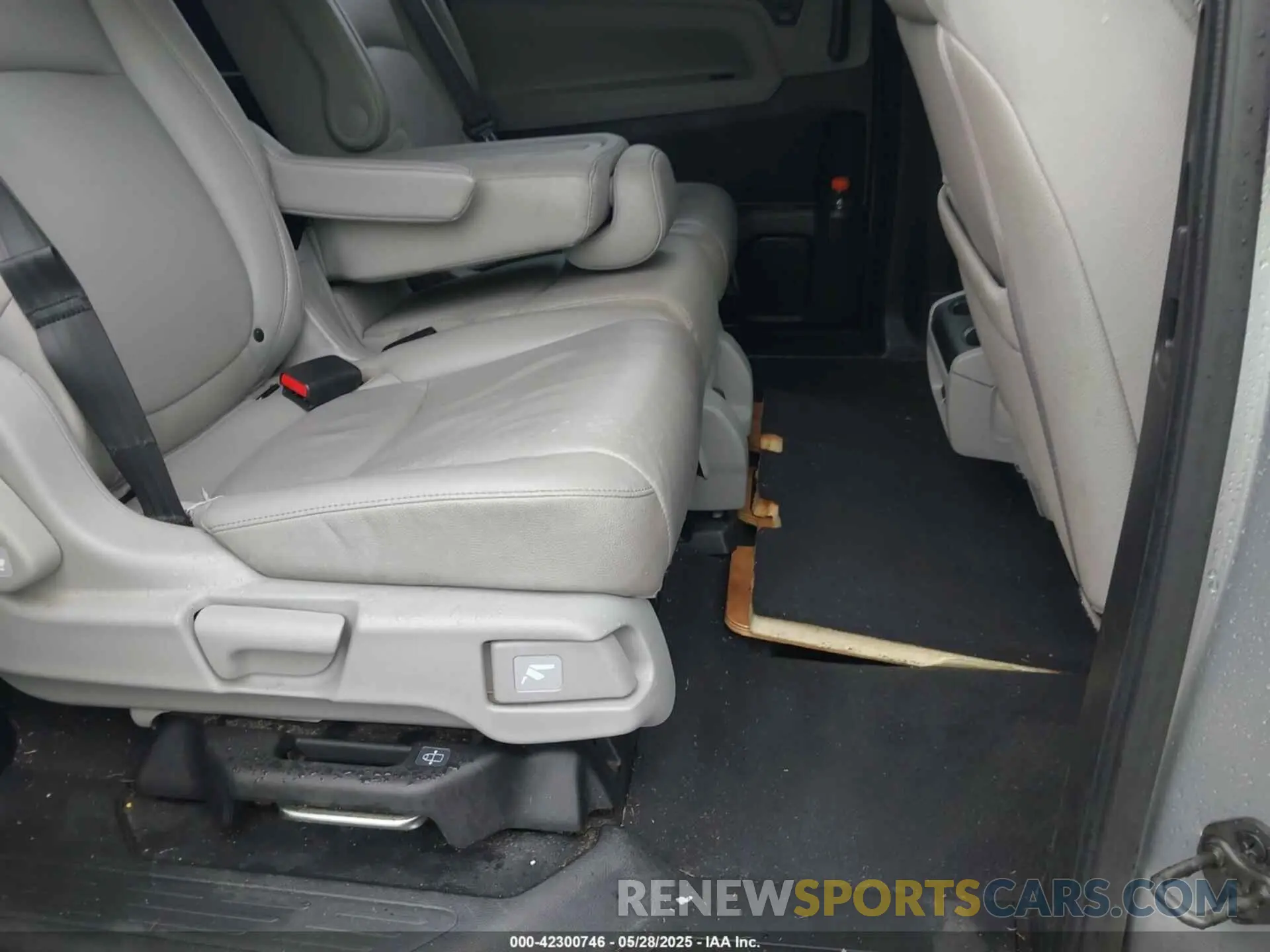 8 Photograph of a damaged car 5FNRL6H73KB001750 HONDA ODYSSEY 2019