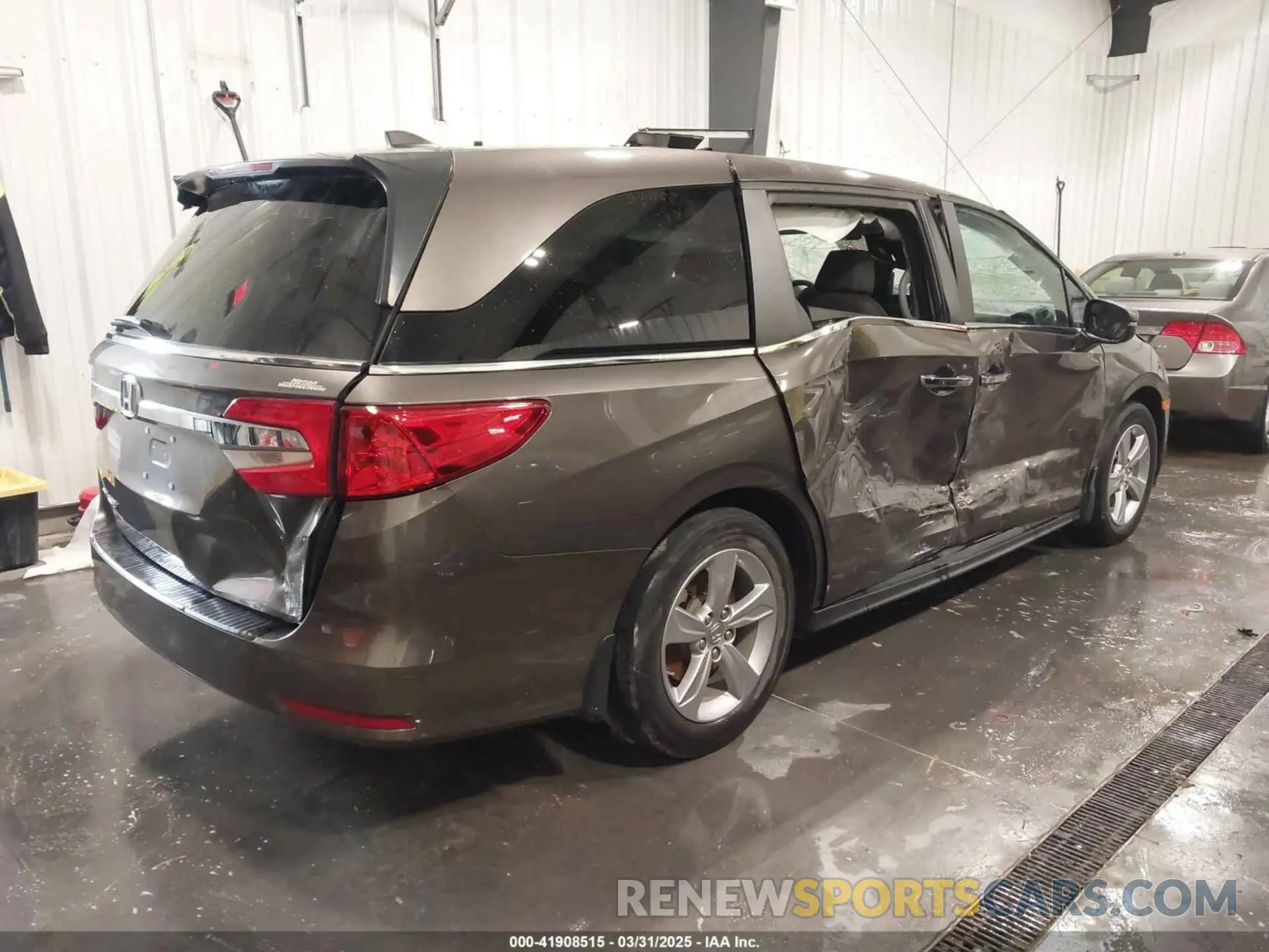 4 Photograph of a damaged car 5FNRL6H73KB135075 HONDA ODYSSEY 2019