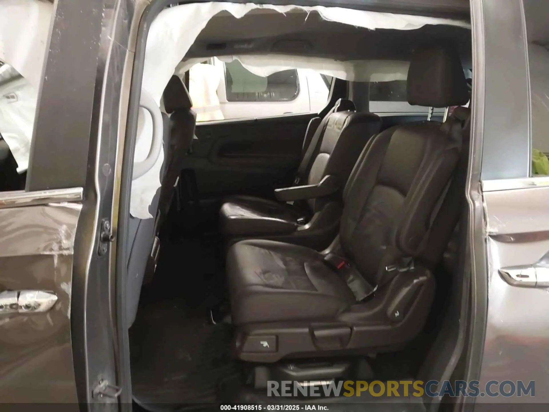 8 Photograph of a damaged car 5FNRL6H73KB135075 HONDA ODYSSEY 2019