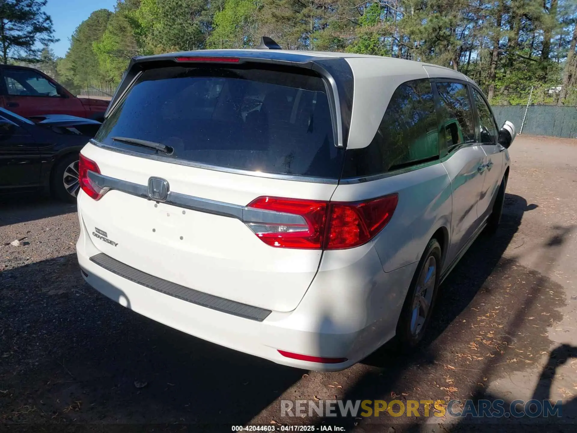 4 Photograph of a damaged car 5FNRL6H74KB015835 HONDA ODYSSEY 2019