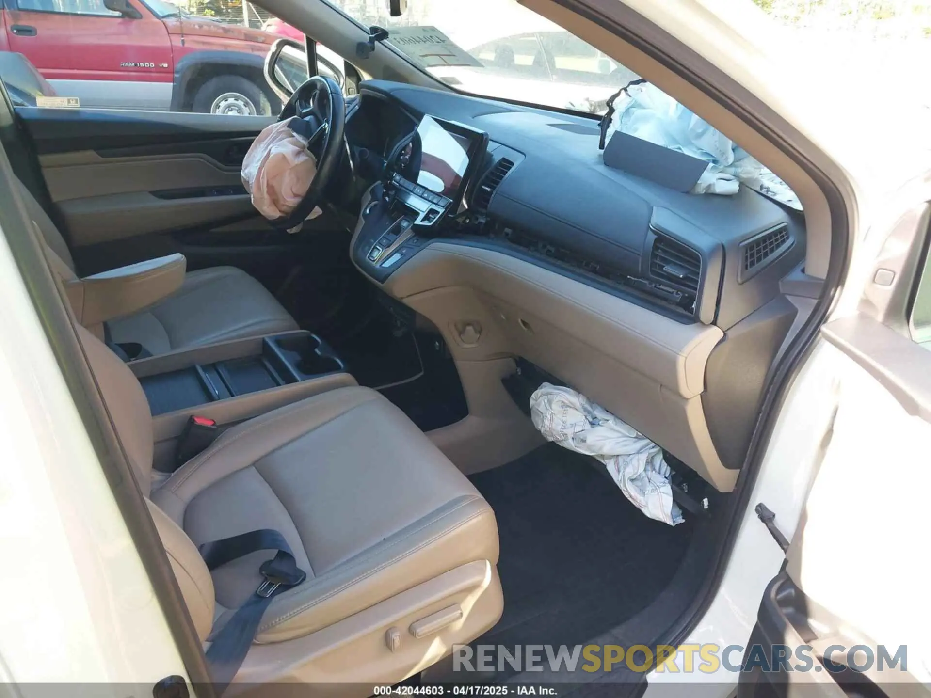 5 Photograph of a damaged car 5FNRL6H74KB015835 HONDA ODYSSEY 2019
