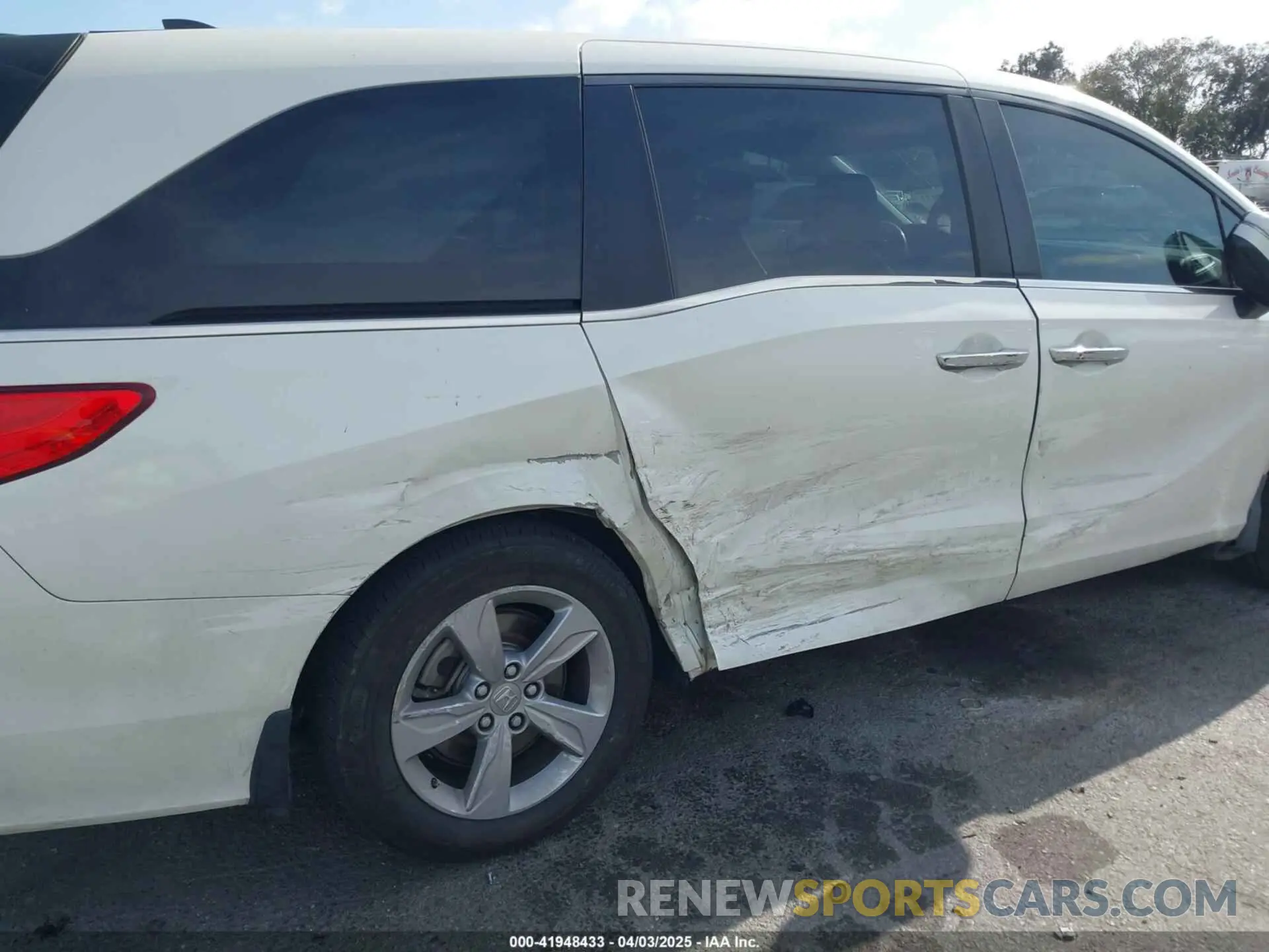 17 Photograph of a damaged car 5FNRL6H74KB103686 HONDA ODYSSEY 2019