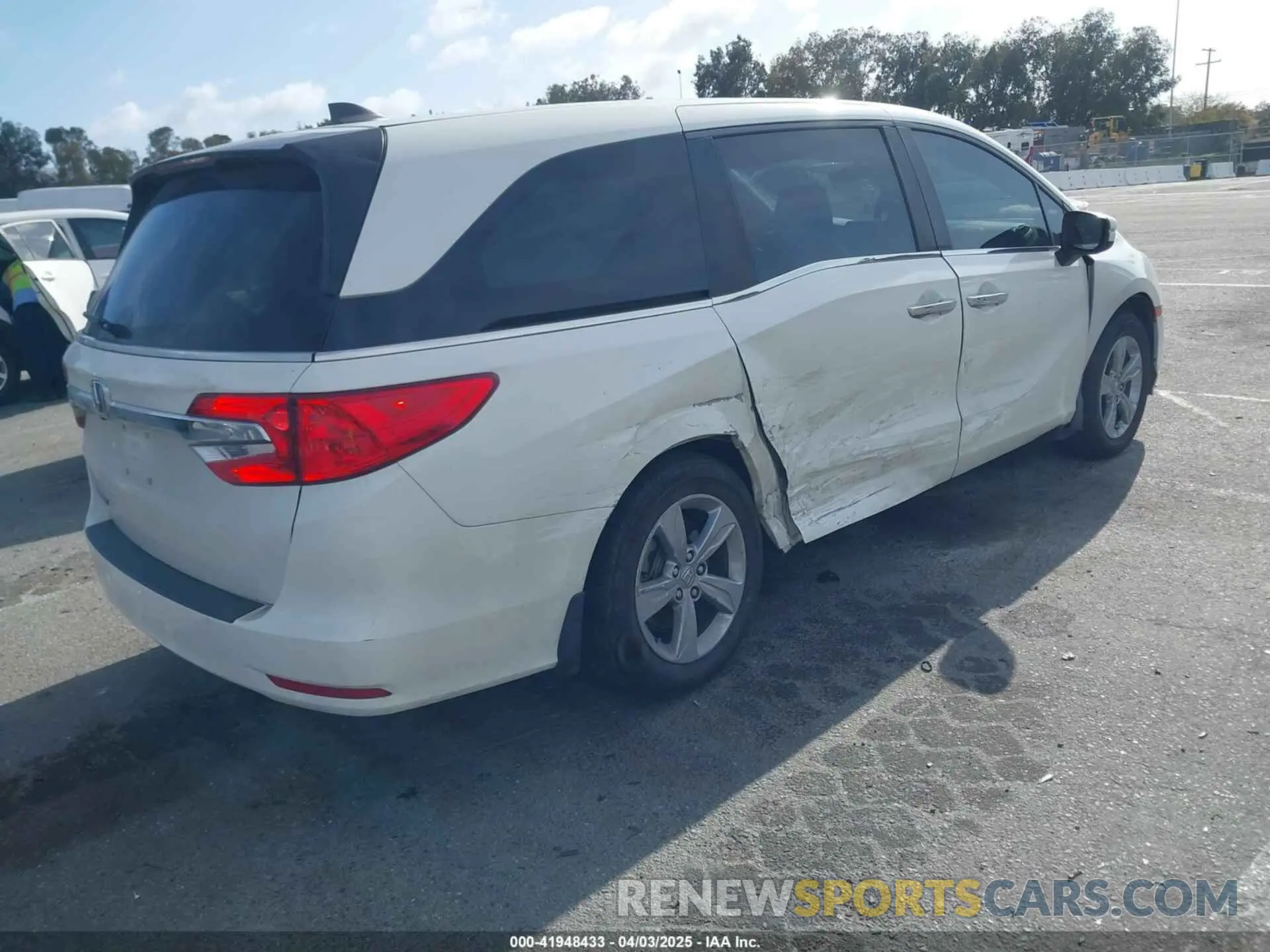 4 Photograph of a damaged car 5FNRL6H74KB103686 HONDA ODYSSEY 2019