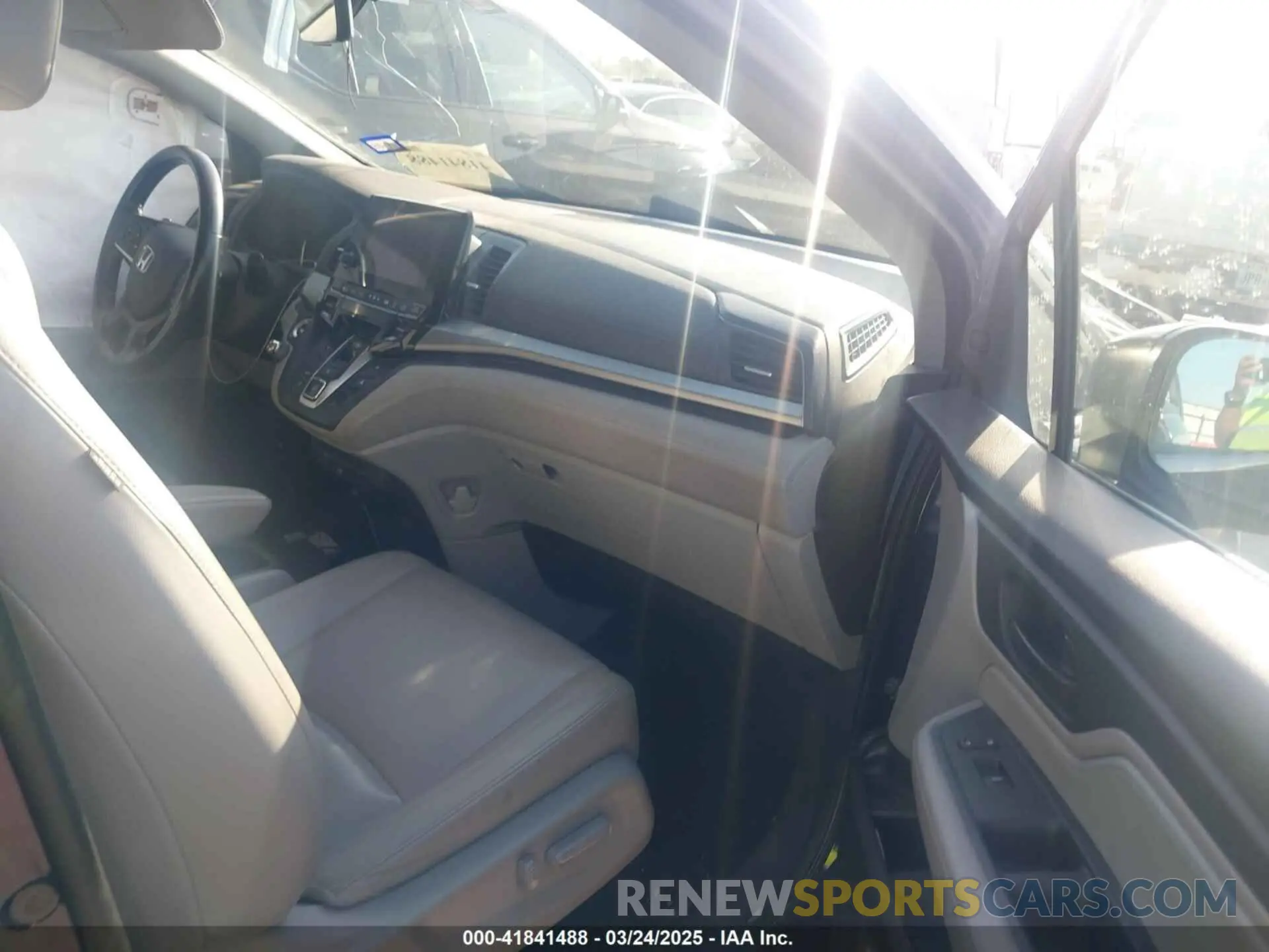 5 Photograph of a damaged car 5FNRL6H75KB054465 HONDA ODYSSEY 2019