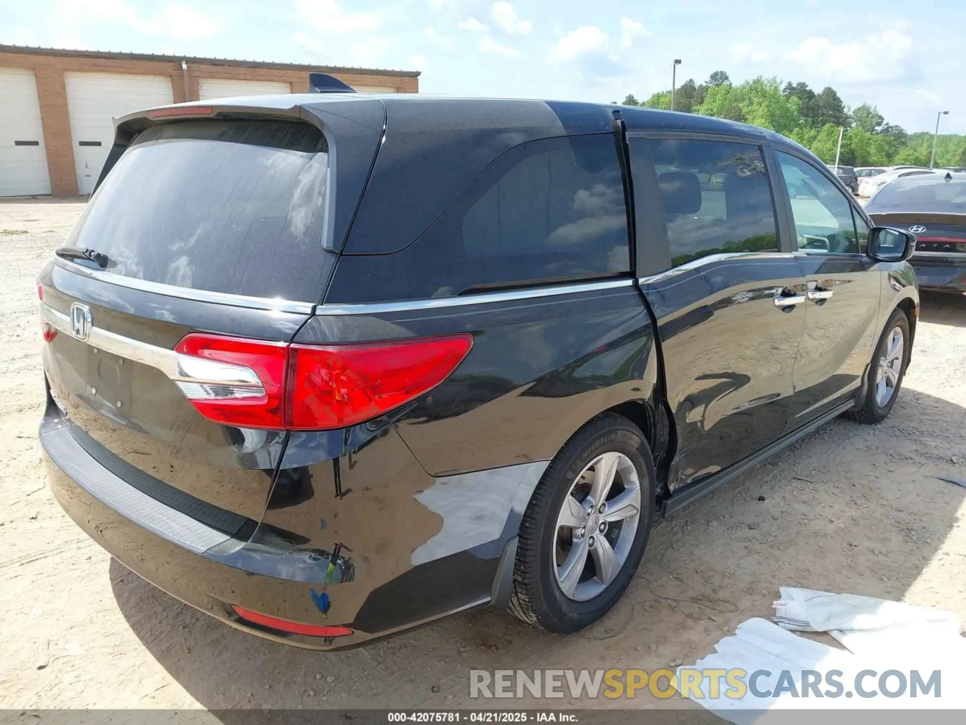 4 Photograph of a damaged car 5FNRL6H76KB005145 HONDA ODYSSEY 2019