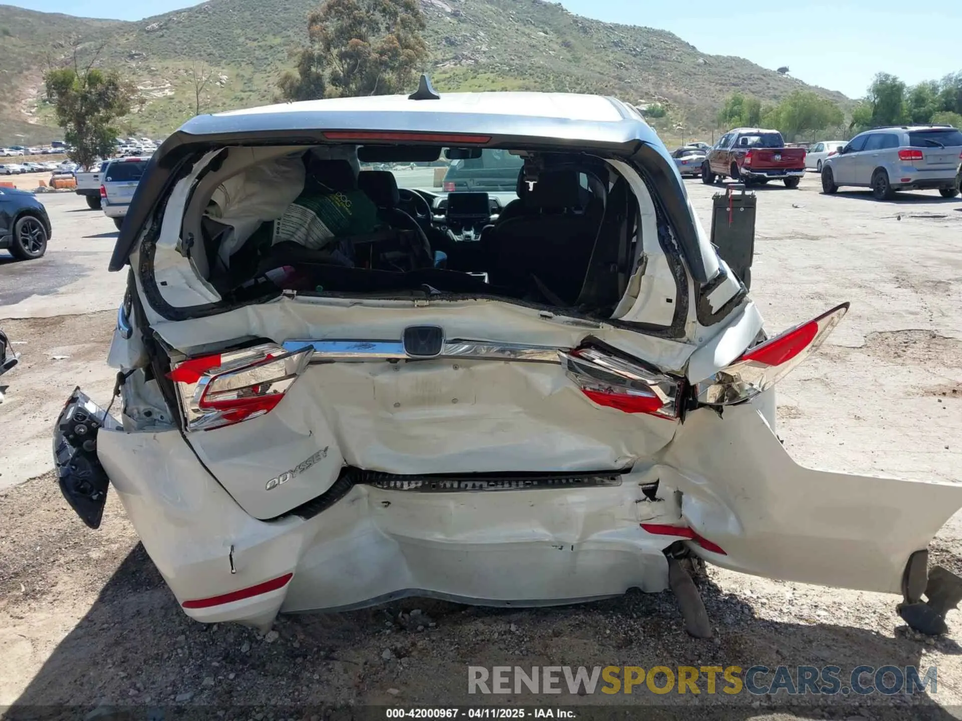 17 Photograph of a damaged car 5FNRL6H76KB066365 HONDA ODYSSEY 2019