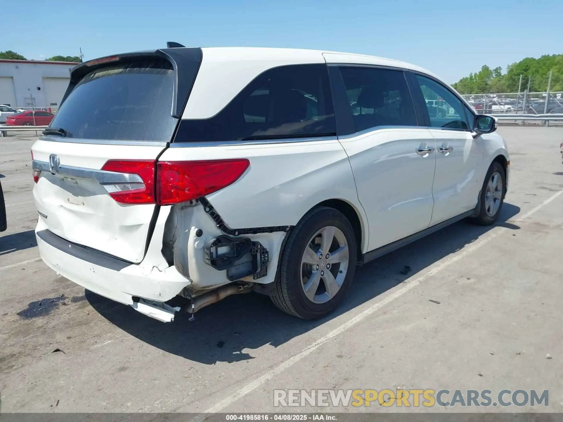 4 Photograph of a damaged car 5FNRL6H76KB101969 HONDA ODYSSEY 2019
