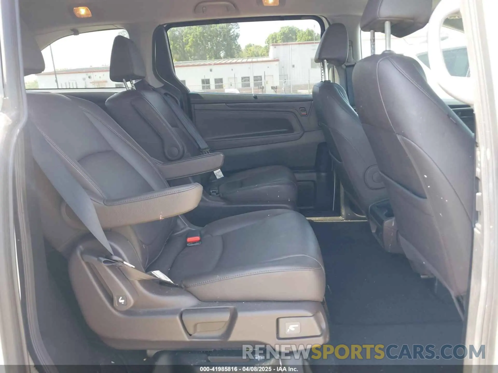8 Photograph of a damaged car 5FNRL6H76KB101969 HONDA ODYSSEY 2019