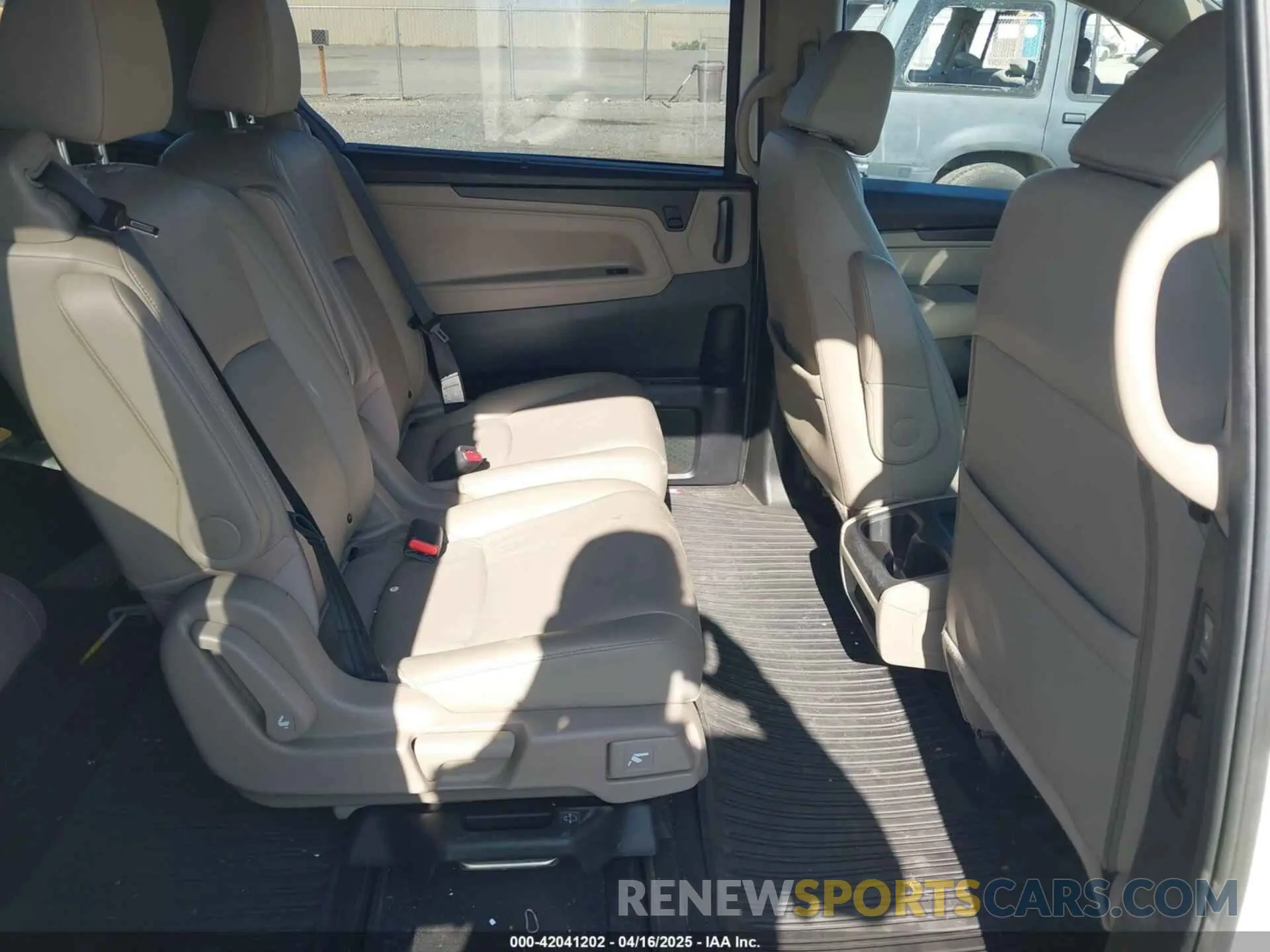 8 Photograph of a damaged car 5FNRL6H78KB043279 HONDA ODYSSEY 2019