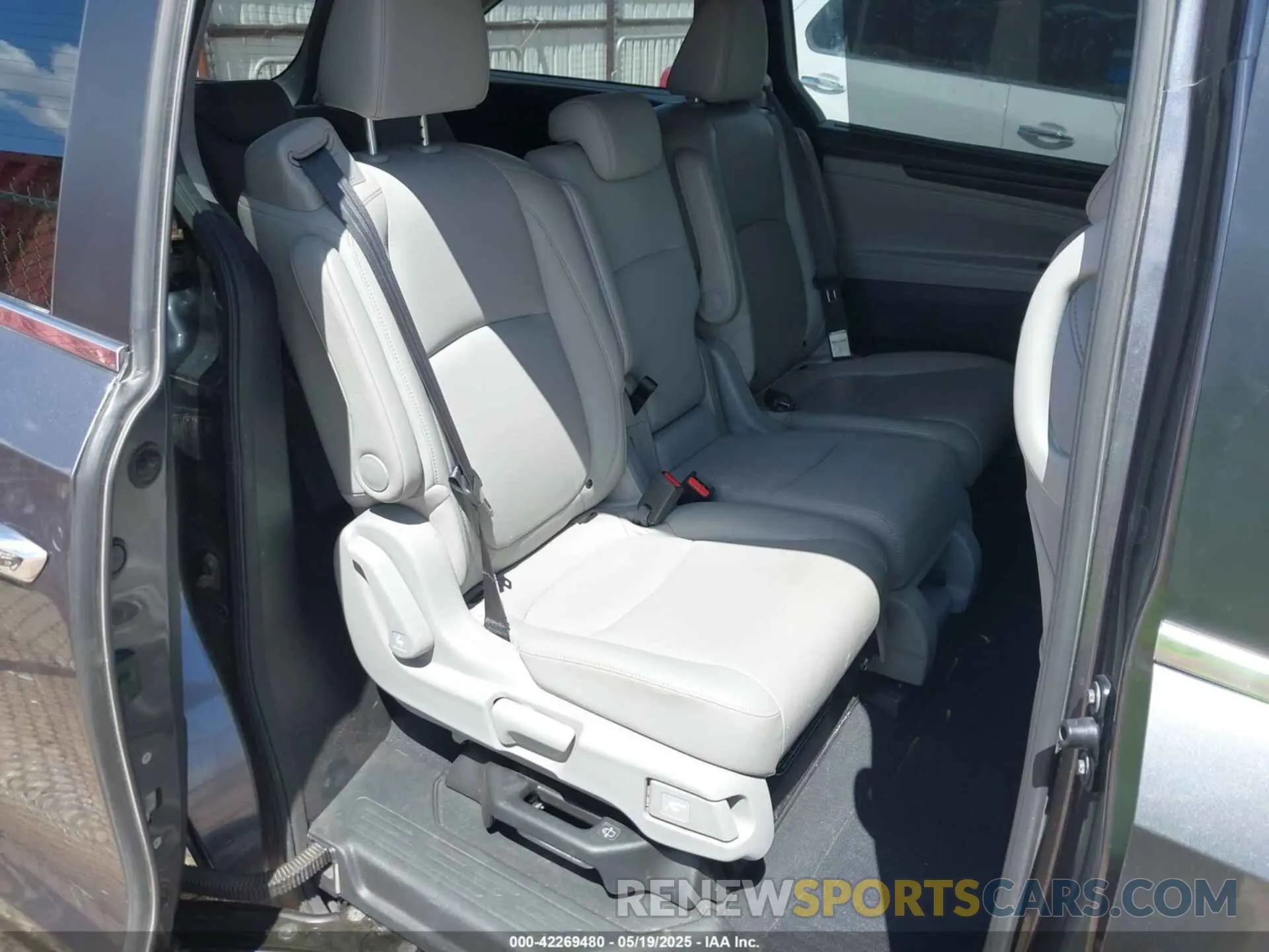 8 Photograph of a damaged car 5FNRL6H7XKB132609 HONDA ODYSSEY 2019