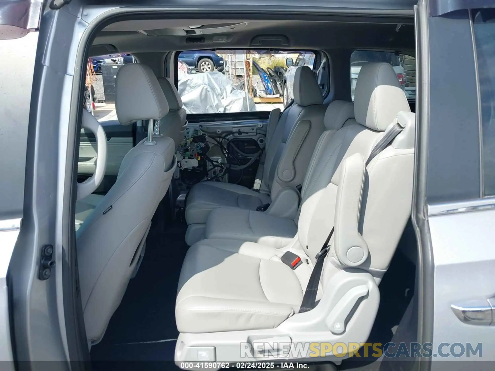 8 Photograph of a damaged car 5FNRL6H81KB070459 HONDA ODYSSEY 2019