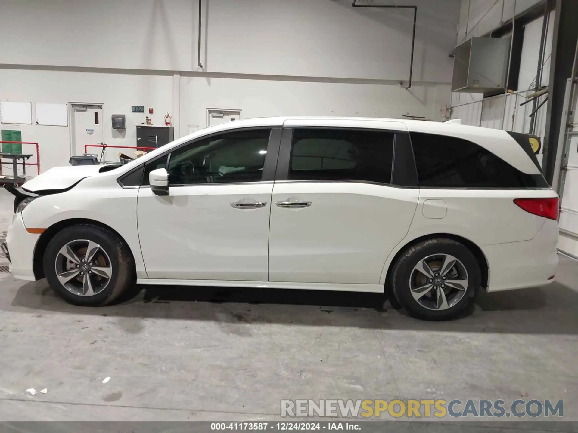 13 Photograph of a damaged car 5FNRL6H83KB051363 HONDA ODYSSEY 2019