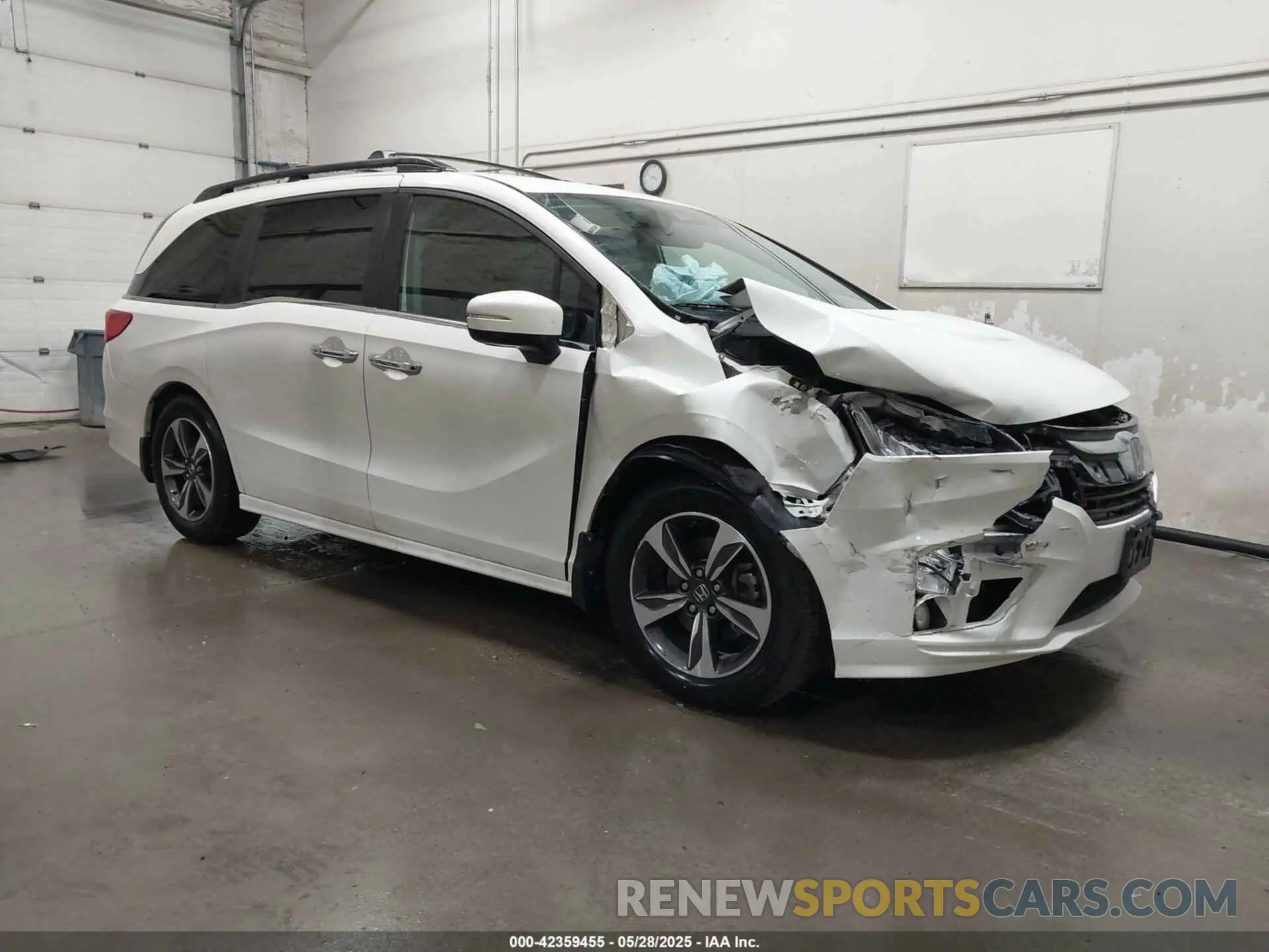 1 Photograph of a damaged car 5FNRL6H8XKB079113 HONDA ODYSSEY 2019