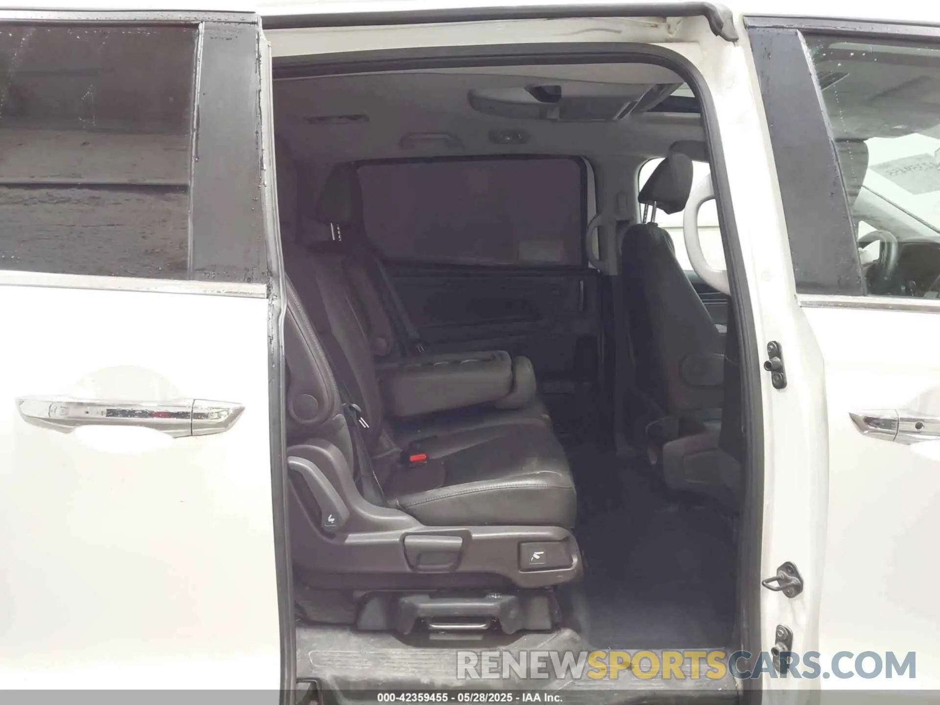 8 Photograph of a damaged car 5FNRL6H8XKB079113 HONDA ODYSSEY 2019