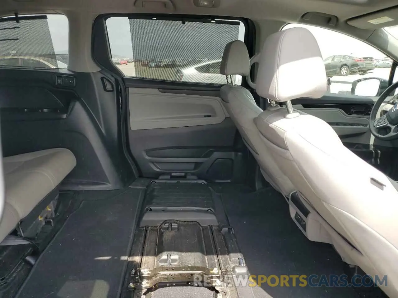 11 Photograph of a damaged car 5FNRL6H92KB098537 HONDA ODYSSEY 2019