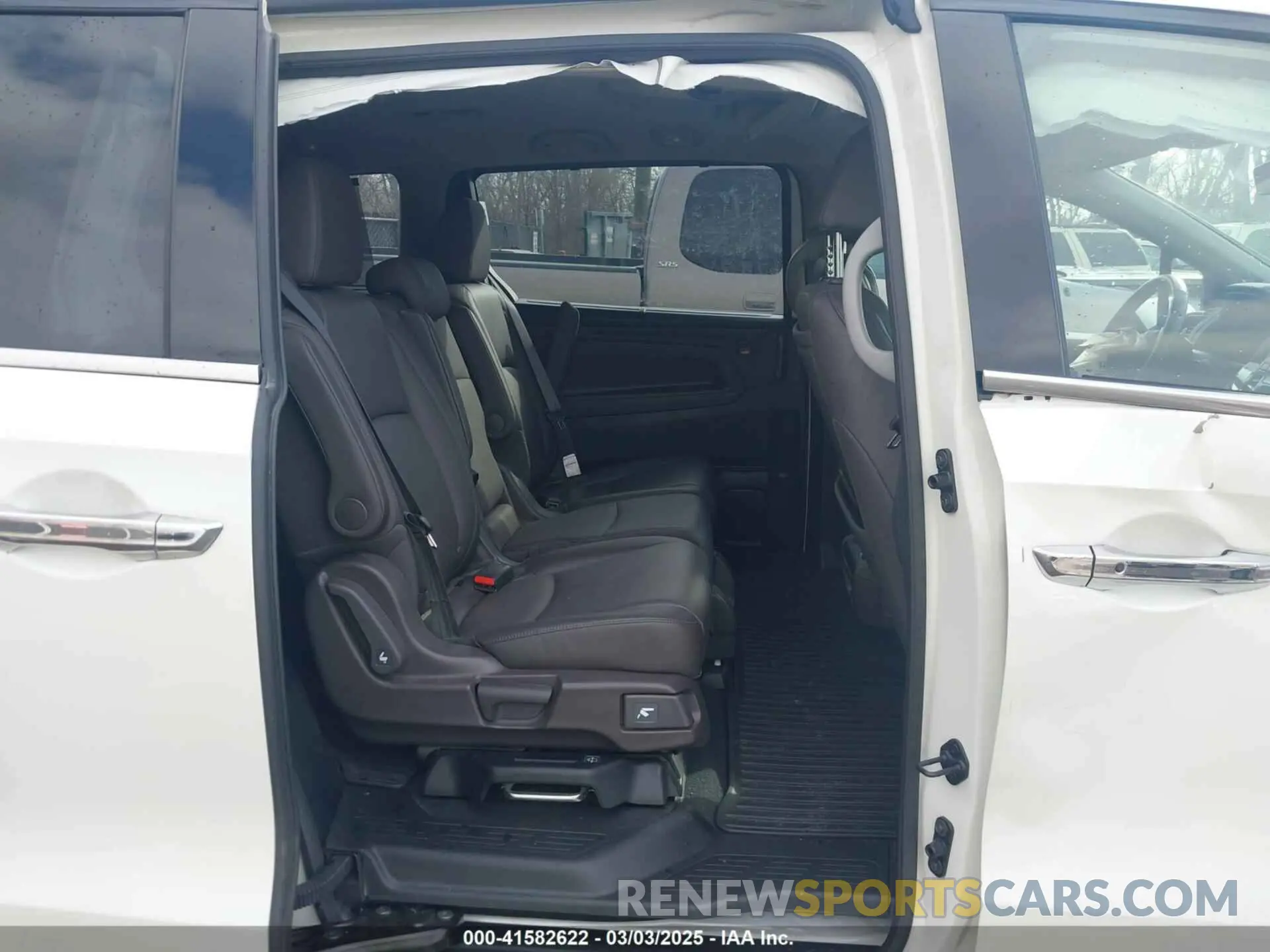 8 Photograph of a damaged car 5FNRL6H93KB117922 HONDA ODYSSEY 2019