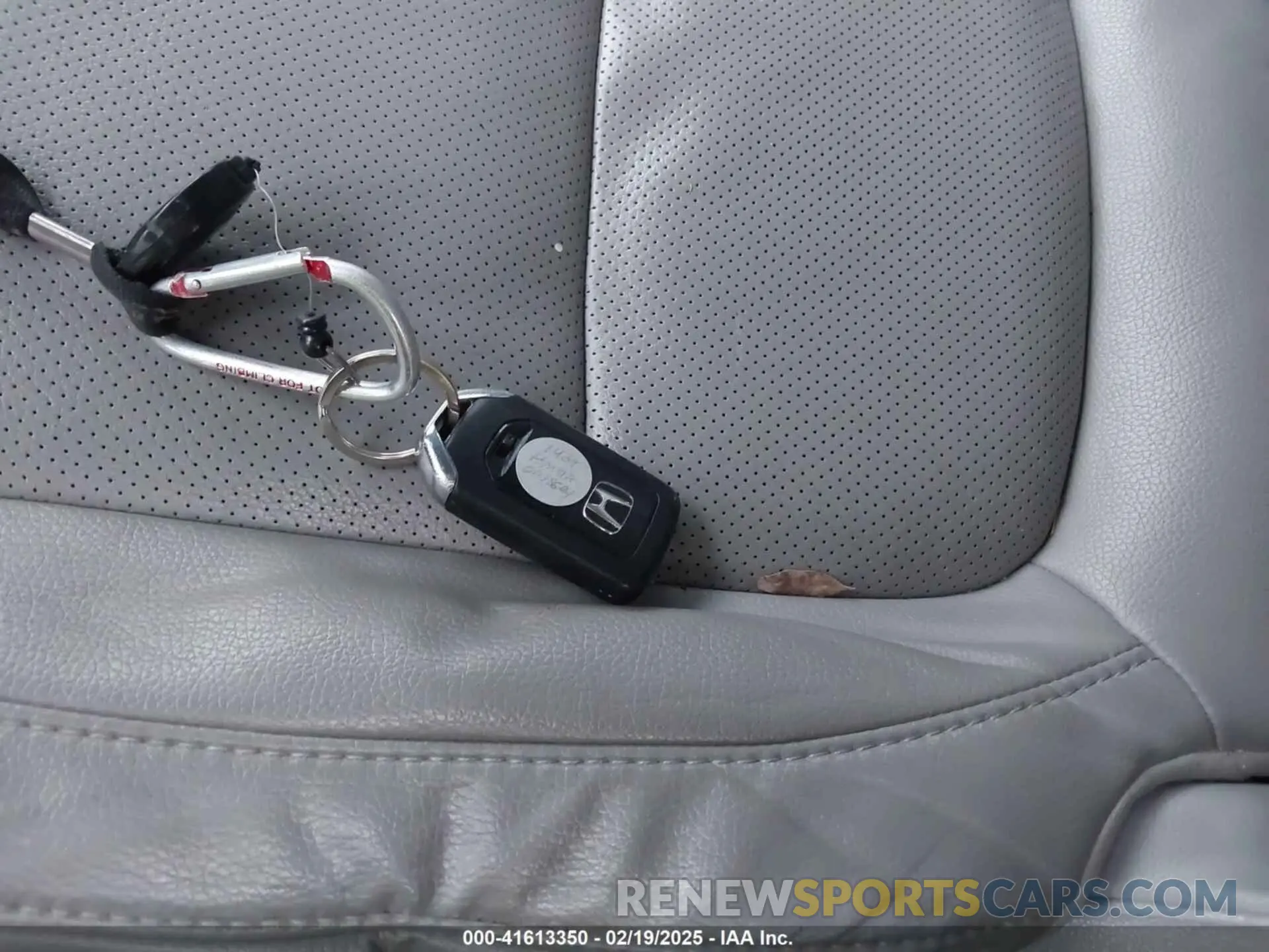 11 Photograph of a damaged car 5FNRL6H94KB109442 HONDA ODYSSEY 2019