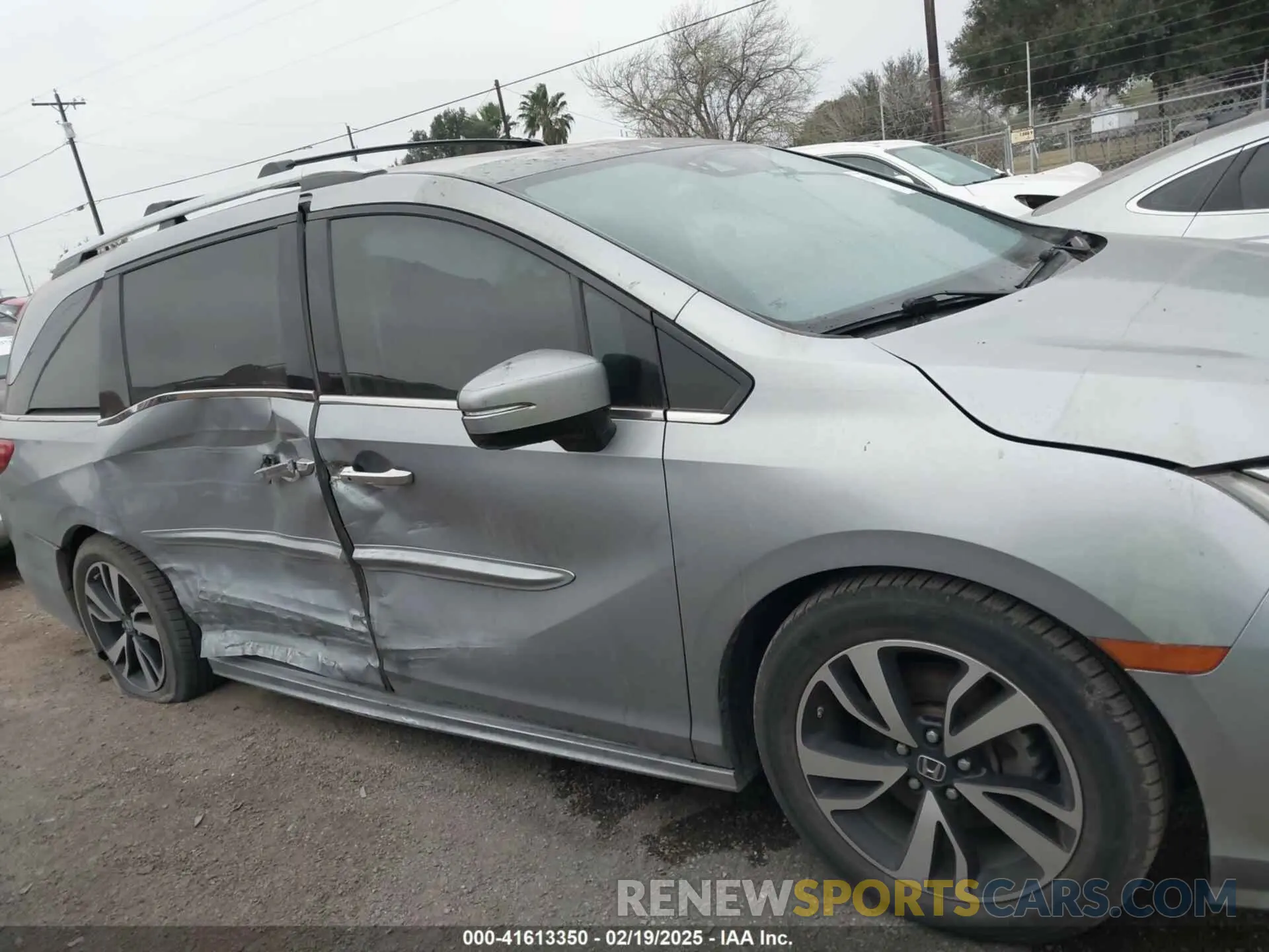 13 Photograph of a damaged car 5FNRL6H94KB109442 HONDA ODYSSEY 2019
