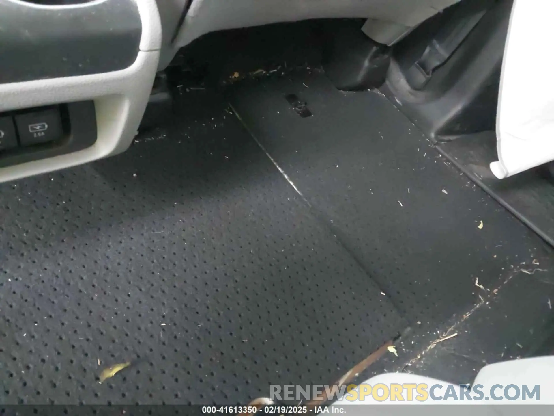 8 Photograph of a damaged car 5FNRL6H94KB109442 HONDA ODYSSEY 2019