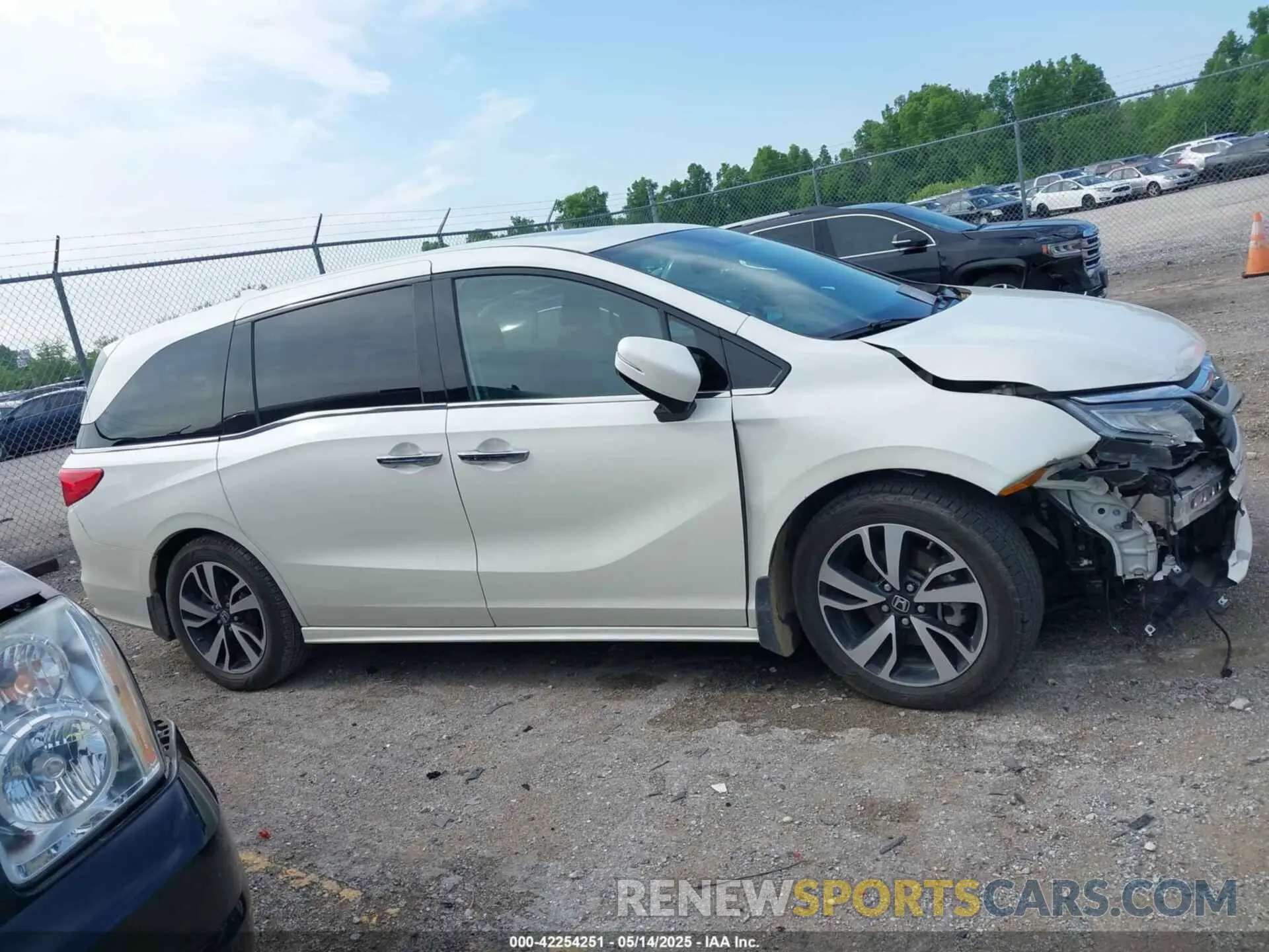 13 Photograph of a damaged car 5FNRL6H95KB047758 HONDA ODYSSEY 2019