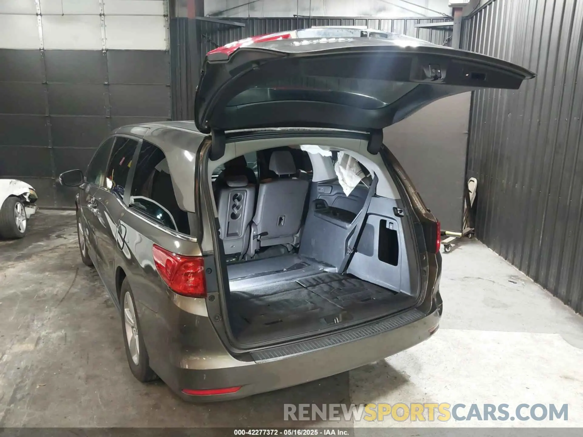 3 Photograph of a damaged car 5FNRL6H71LB007578 HONDA ODYSSEY 2020