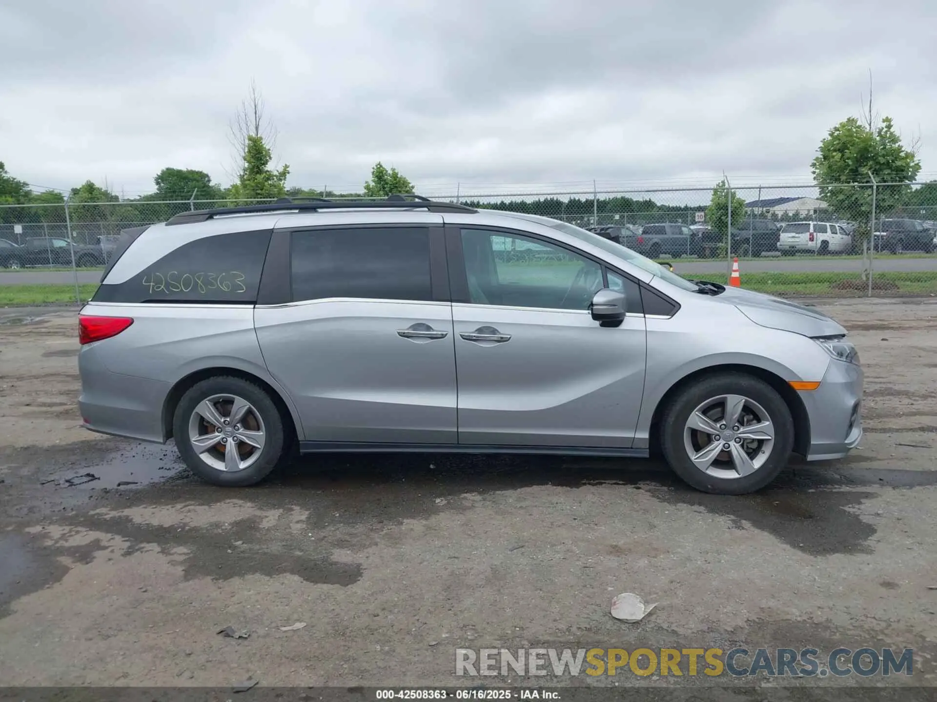 13 Photograph of a damaged car 5FNRL6H76LB073396 HONDA ODYSSEY 2020