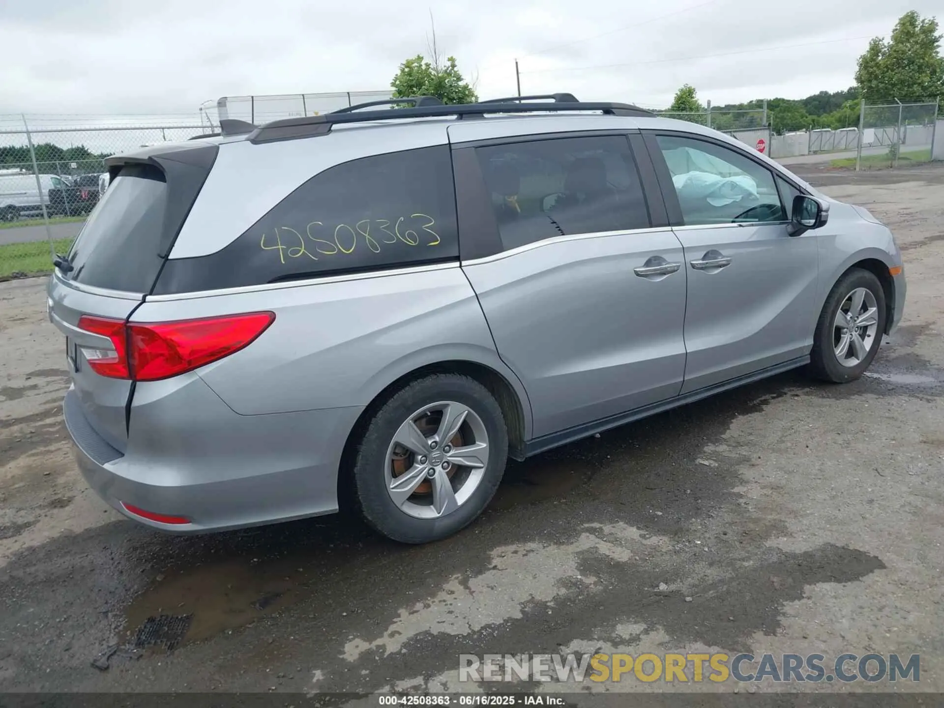 4 Photograph of a damaged car 5FNRL6H76LB073396 HONDA ODYSSEY 2020