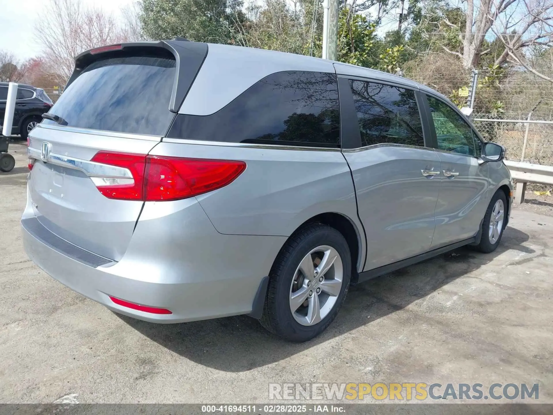 4 Photograph of a damaged car 5FNRL6H78LB036379 HONDA ODYSSEY 2020