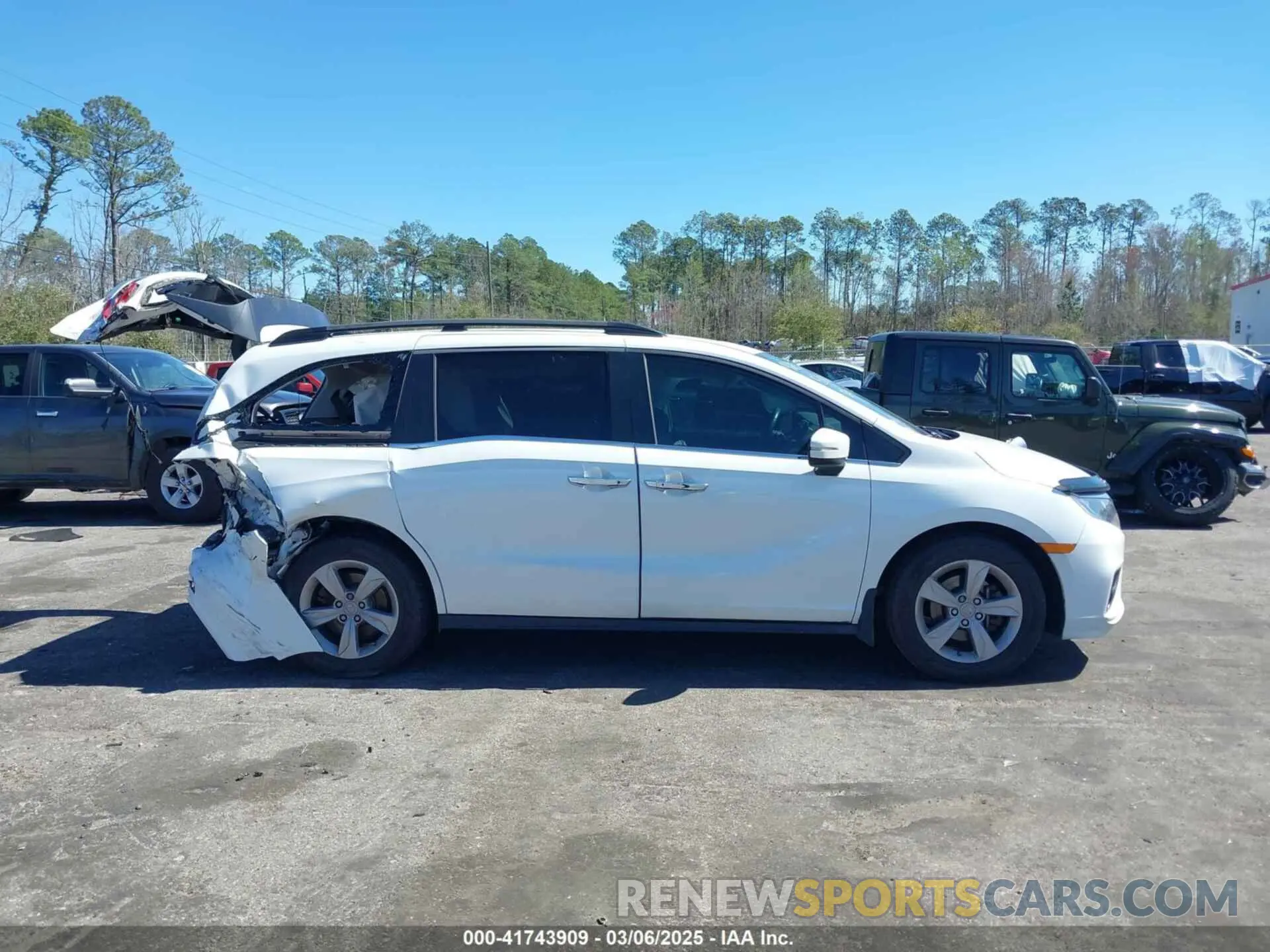 13 Photograph of a damaged car 5FNRL6H79LB025360 HONDA ODYSSEY 2020