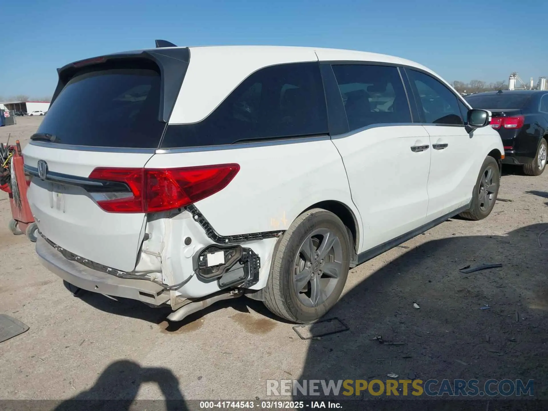 4 Photograph of a damaged car 5FNRL6H54MB014847 HONDA ODYSSEY 2021