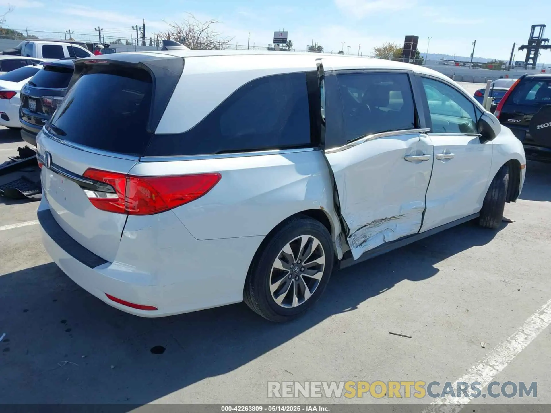 4 Photograph of a damaged car 5FNRL6H79MB003232 HONDA ODYSSEY 2021