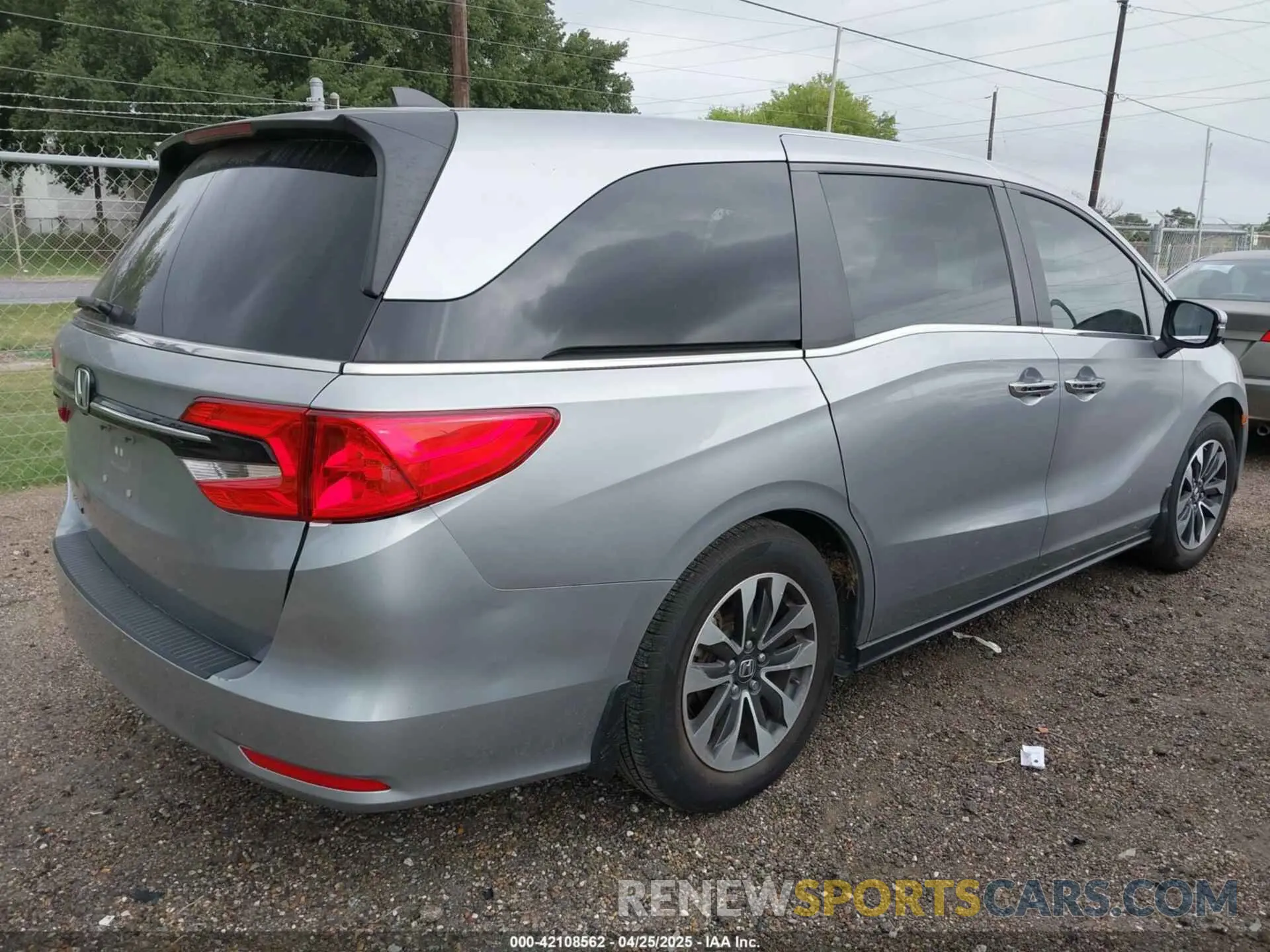 4 Photograph of a damaged car 5FNRL6H79MB018099 HONDA ODYSSEY 2021