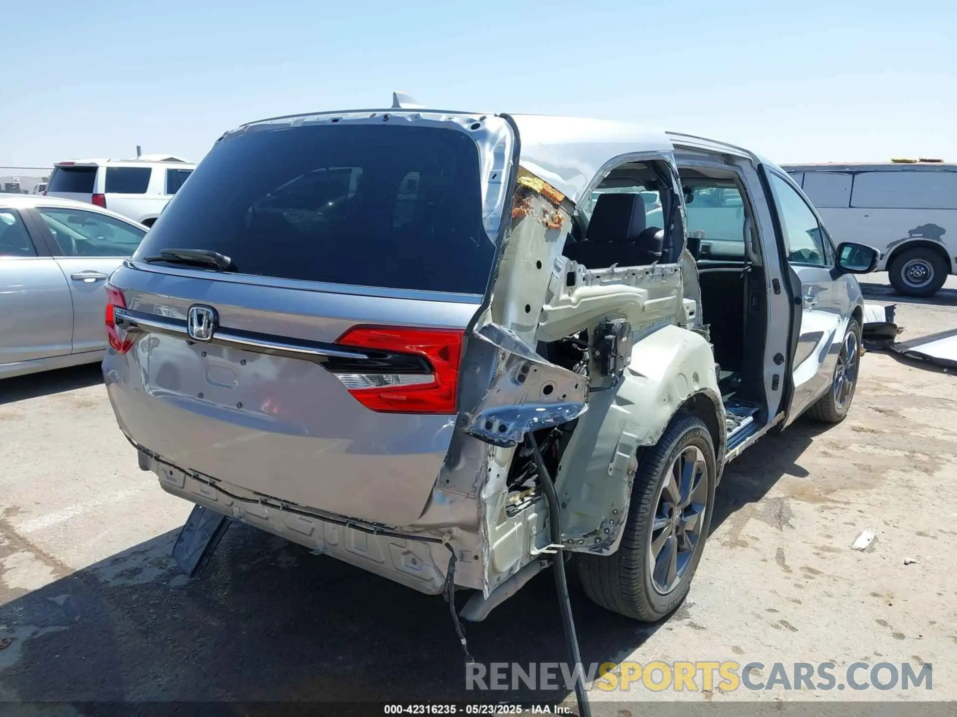 4 Photograph of a damaged car 5FNRL6H94MB003172 HONDA ODYSSEY 2021
