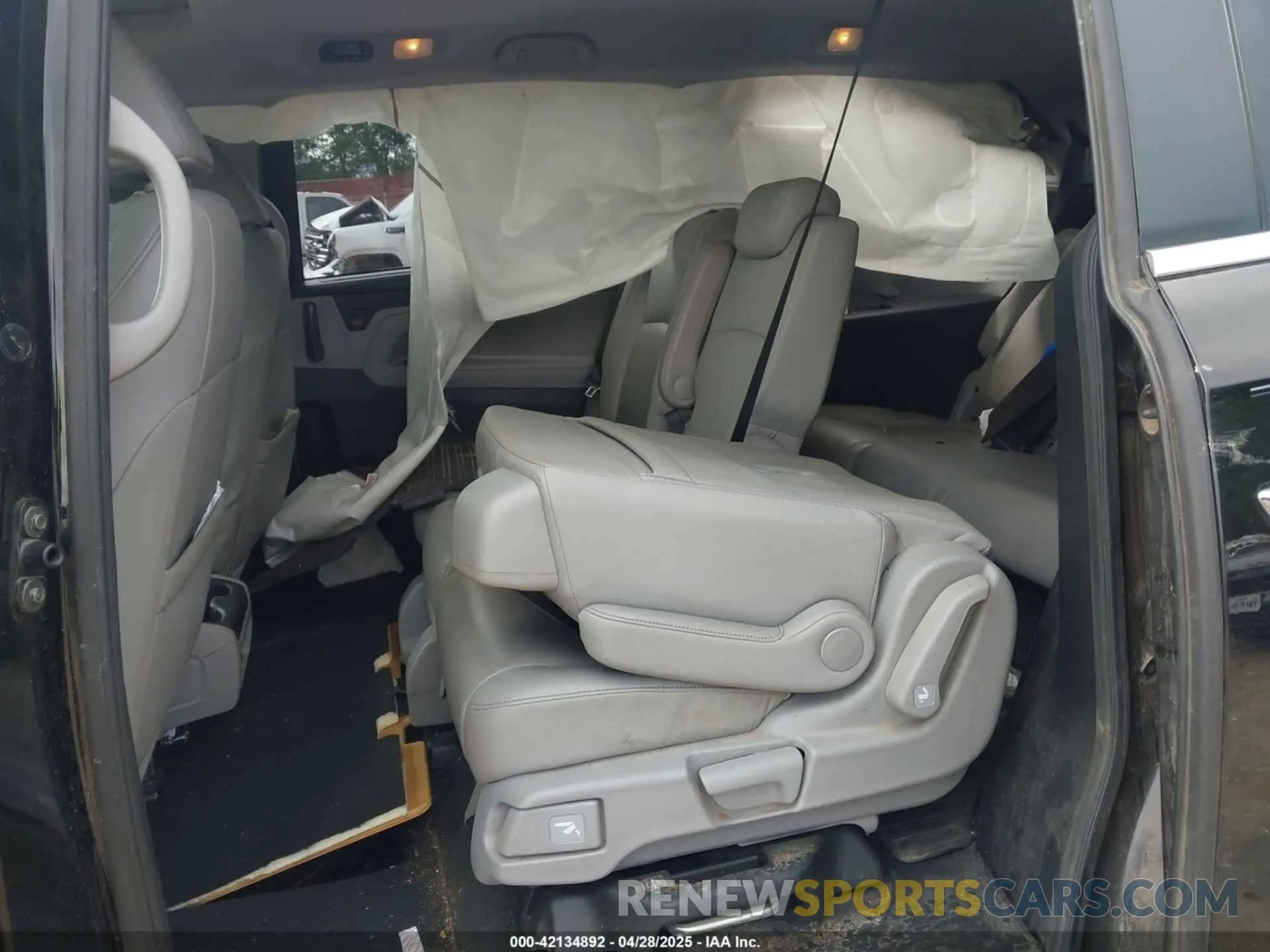 8 Photograph of a damaged car 5FNRL6H74NB012115 HONDA ODYSSEY 2022