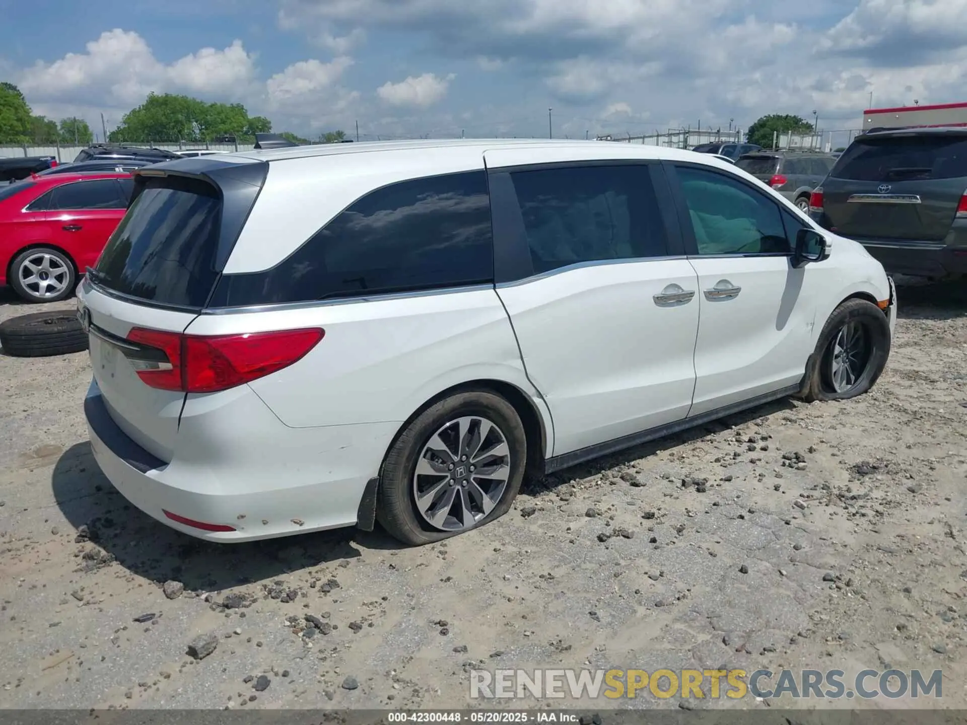 4 Photograph of a damaged car 5FNRL6H74NB041968 HONDA ODYSSEY 2022