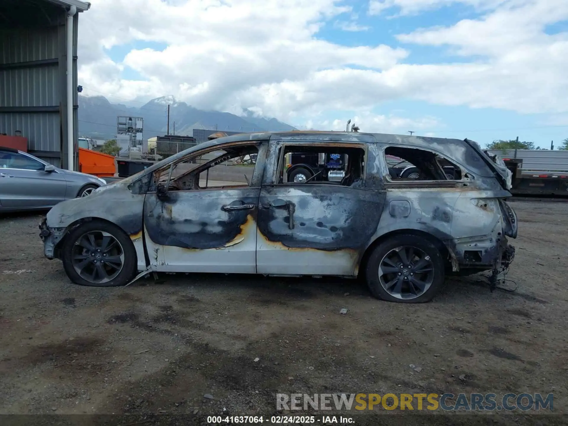 13 Photograph of a damaged car 5FNRL6H92NB007996 HONDA ODYSSEY 2022