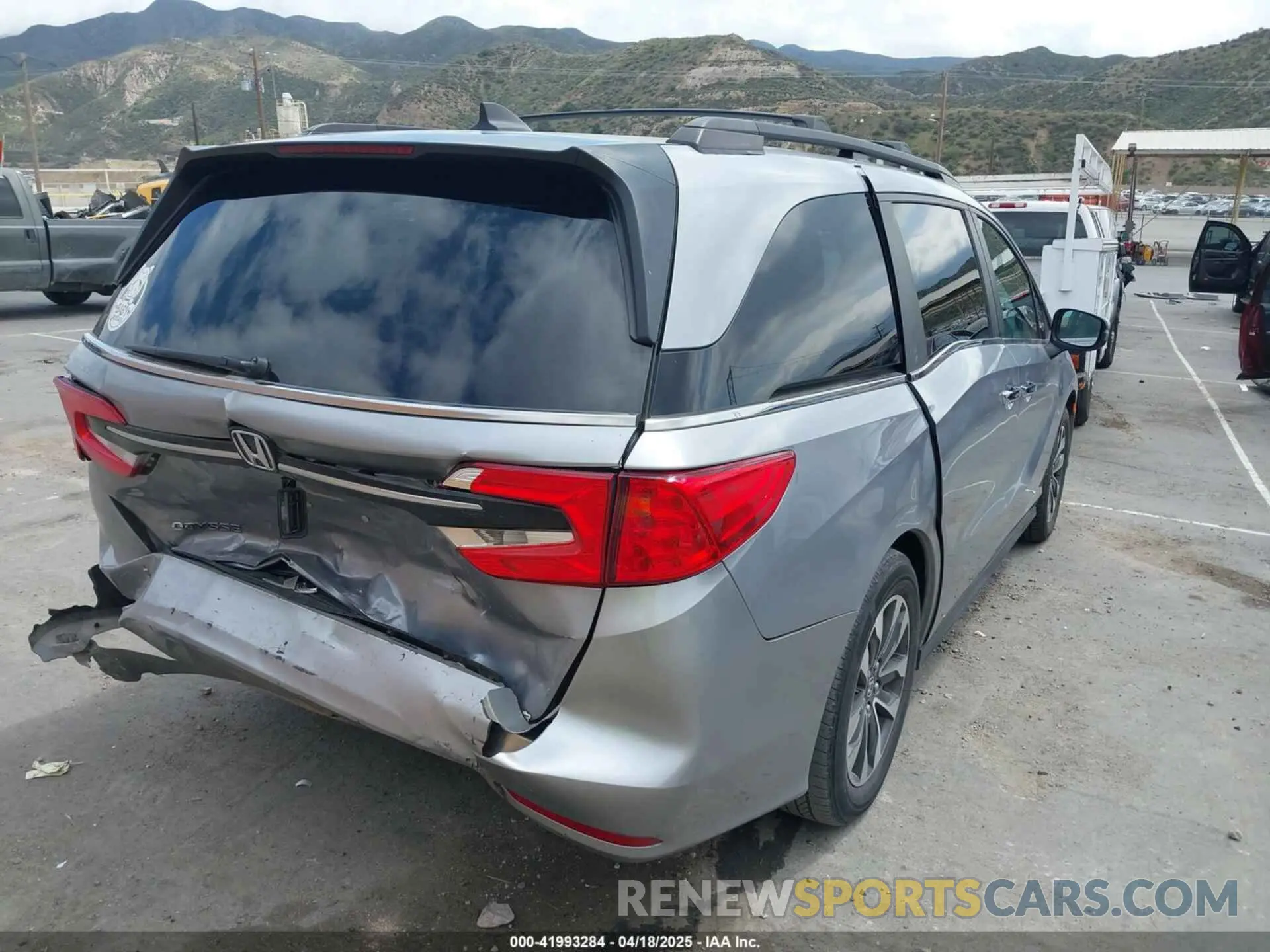 4 Photograph of a damaged car 5FNRL6H64PB061373 HONDA ODYSSEY 2023