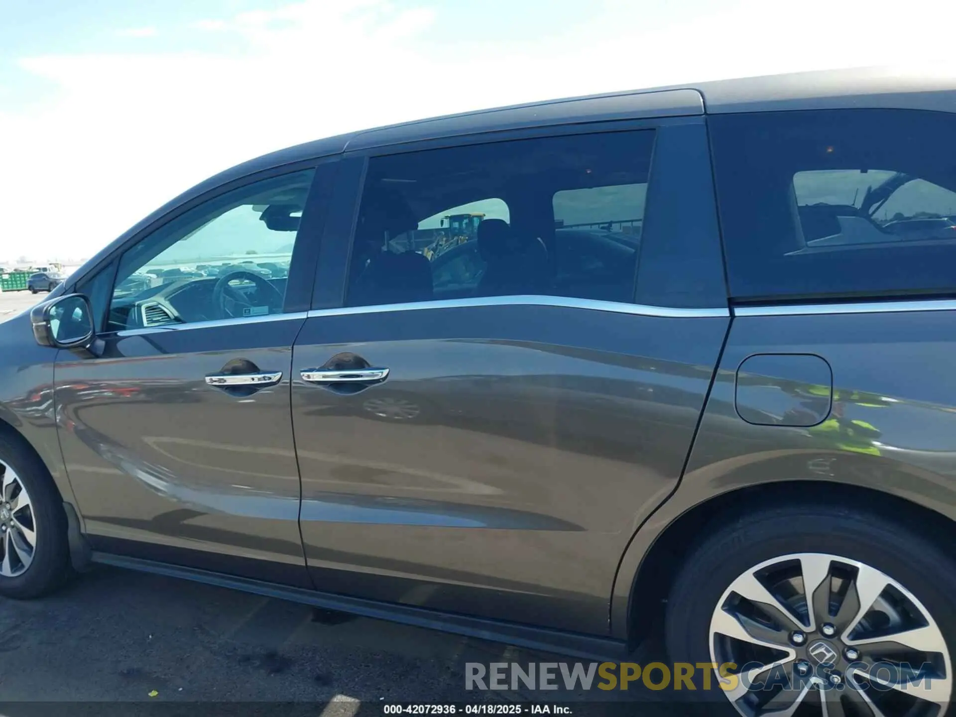 13 Photograph of a damaged car 5FNRL6H68PB028702 HONDA ODYSSEY 2023