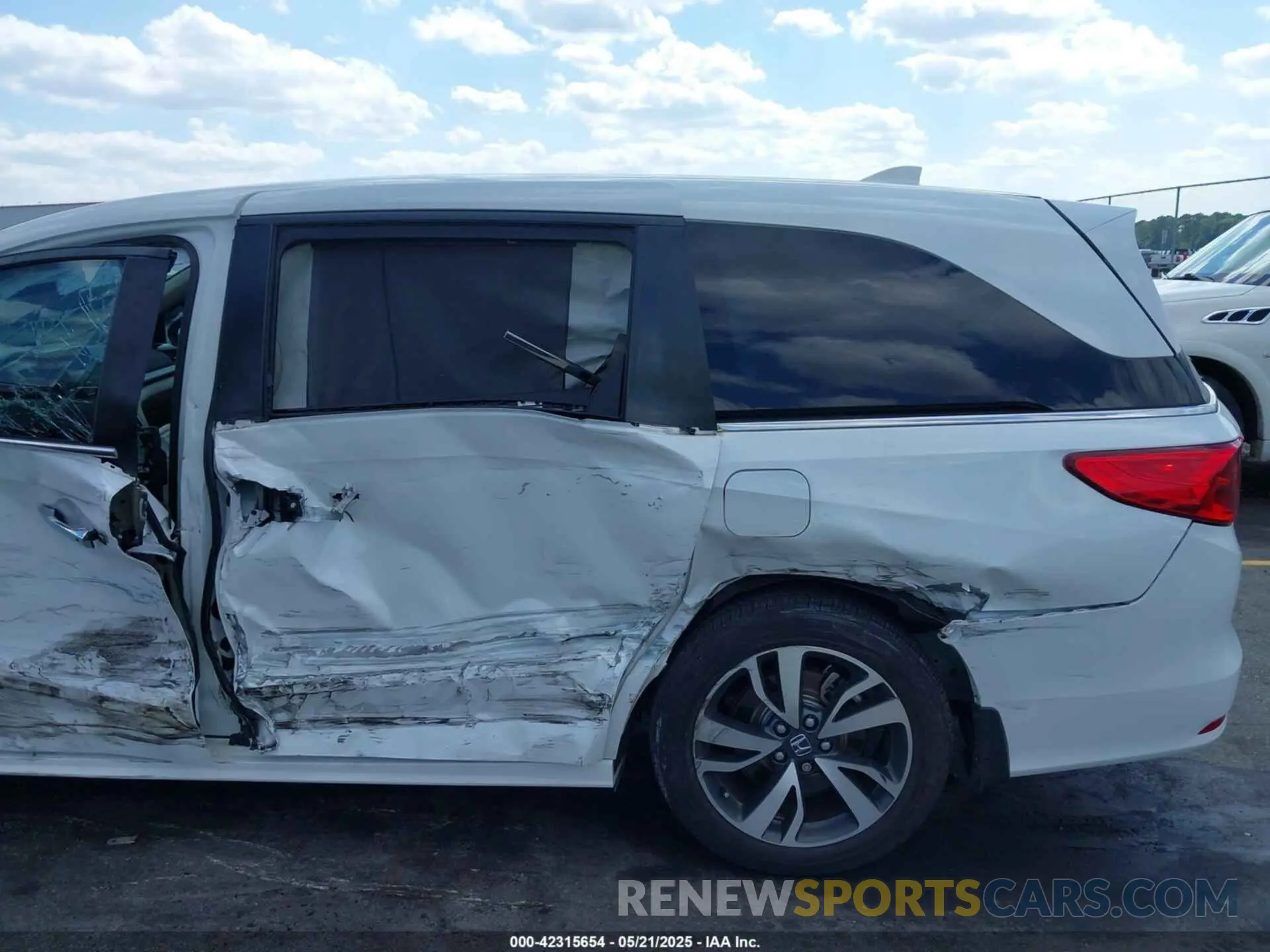 17 Photograph of a damaged car 5FNRL6H89PB016527 HONDA ODYSSEY 2023