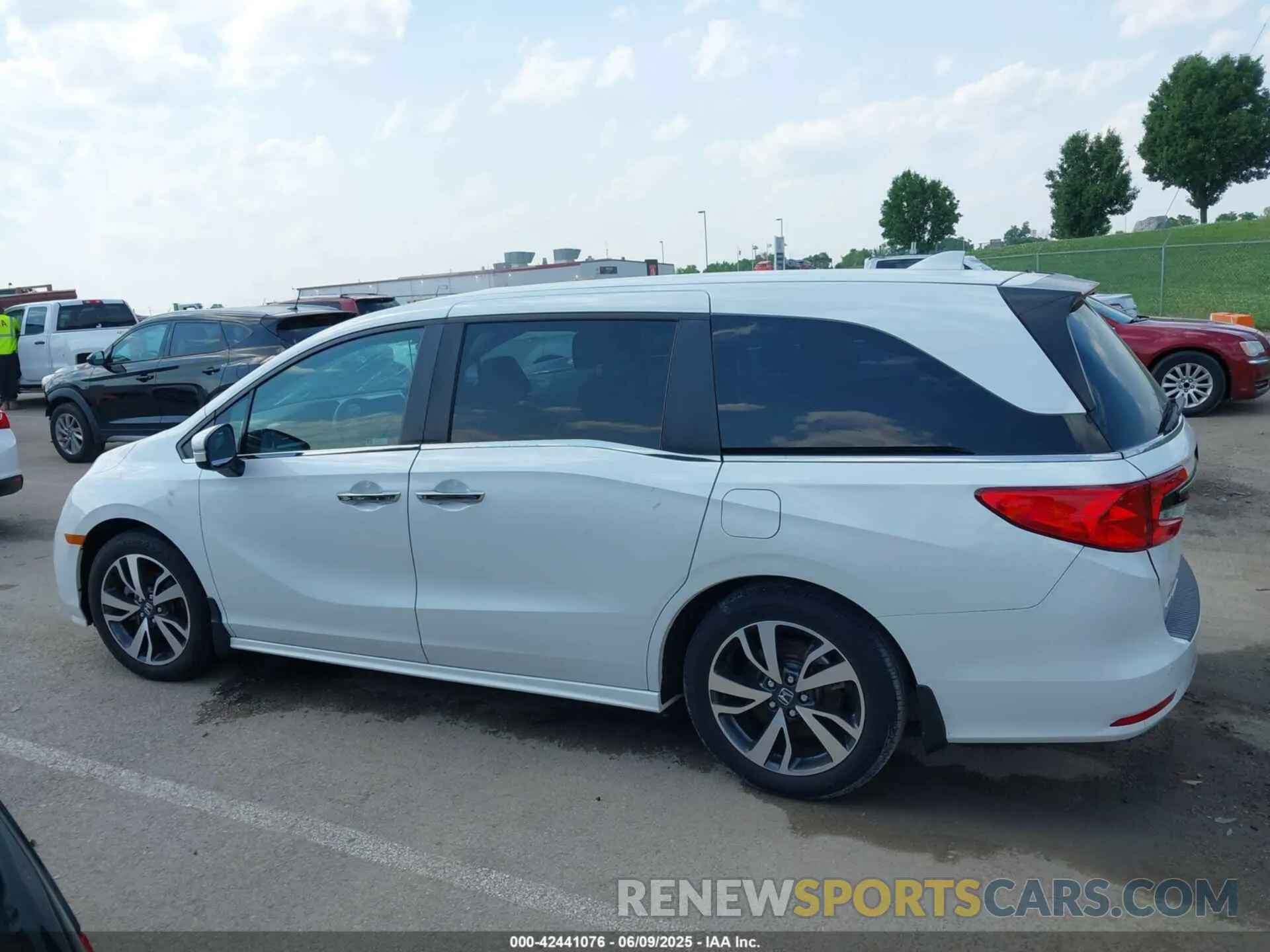 14 Photograph of a damaged car 5FNRL6H8XPB038875 HONDA ODYSSEY 2023